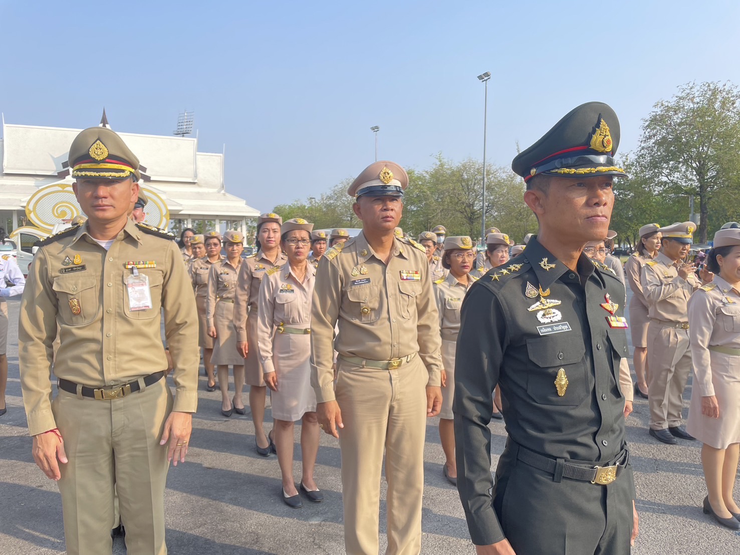 รักชาติ ภูมิใจในชาติ รำลึกในพระมหากรุณาธิคุณ !! พช. ฉะเชิงเทราเข้าร่วมกิจกรรมเข้าแถวเคารพรงชาติ