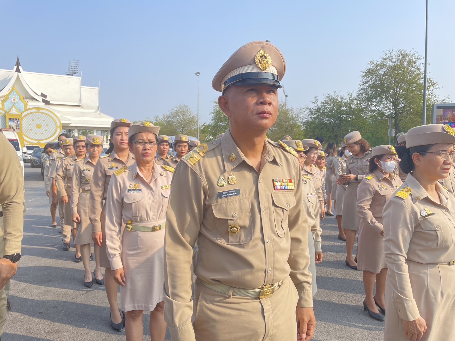 รักชาติ ภูมิใจในชาติ รำลึกในพระมหากรุณาธิคุณ !! พช. ฉะเชิงเทราเข้าร่วมกิจกรรมเข้าแถวเคารพรงชาติ