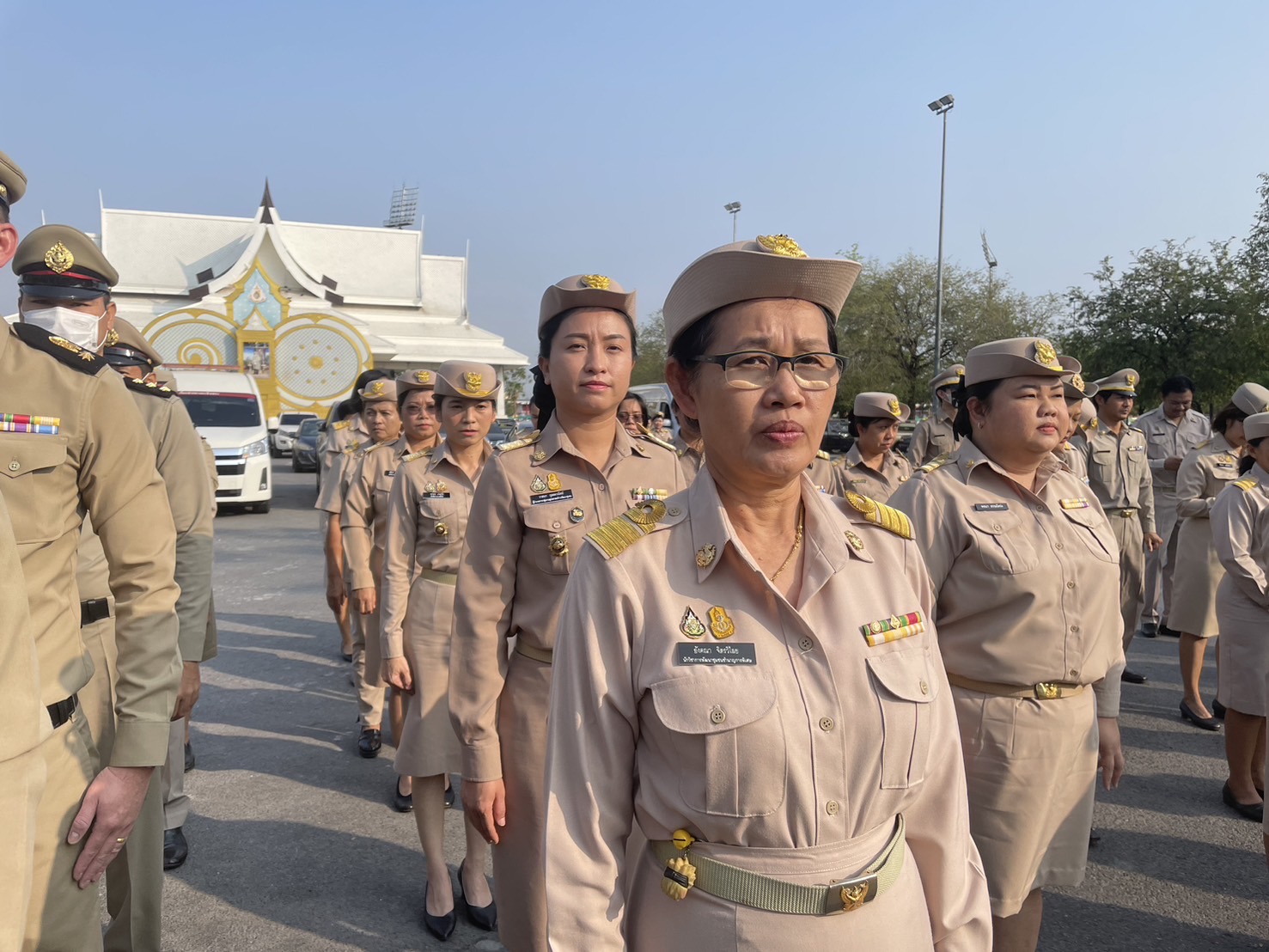 รักชาติ ภูมิใจในชาติ รำลึกในพระมหากรุณาธิคุณ !! พช. ฉะเชิงเทราเข้าร่วมกิจกรรมเข้าแถวเคารพรงชาติ