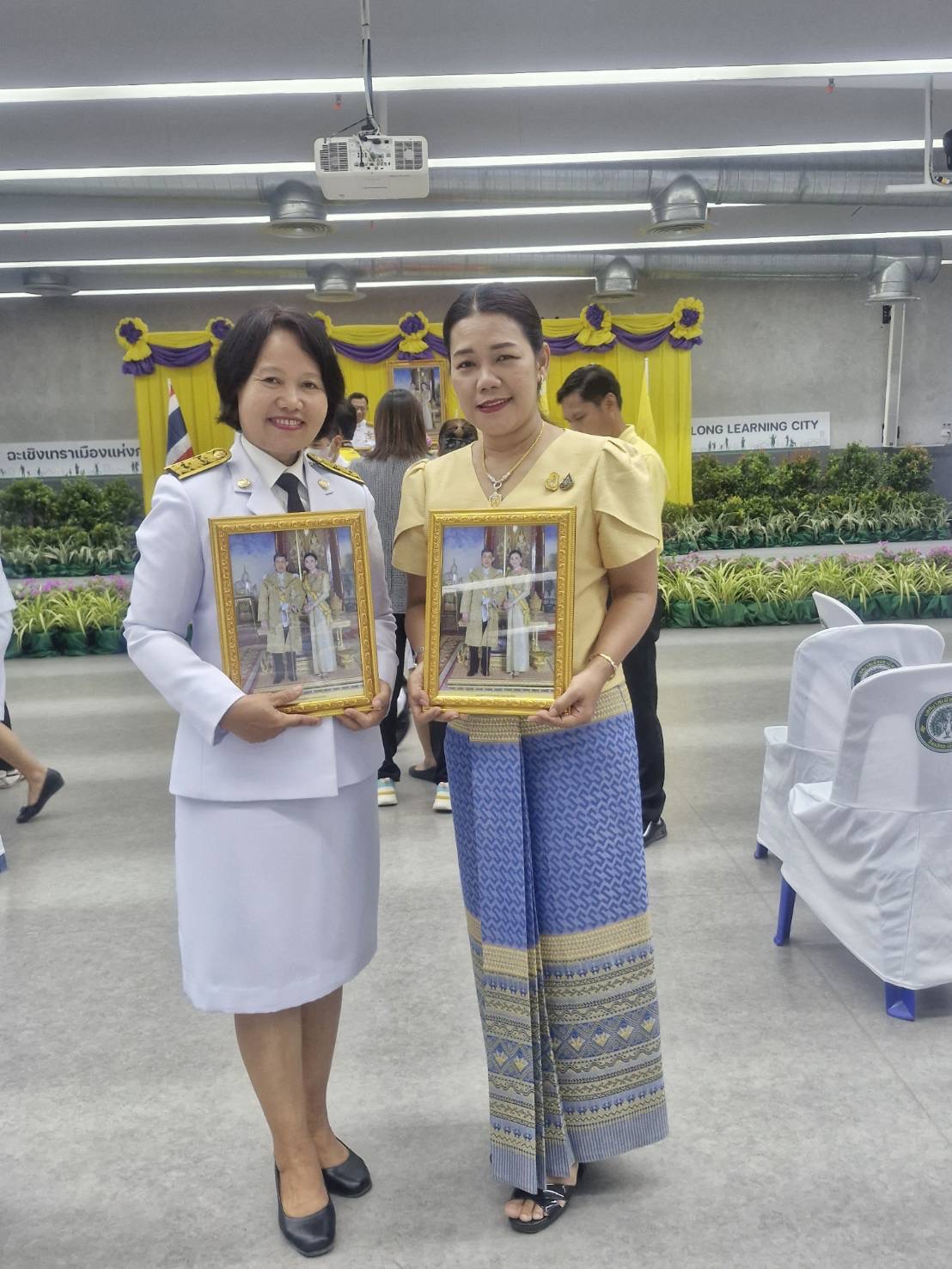 พช. ฉะเชิงเทรา ร่วมพิธีรับพระราชทานพระบรมฉายาลักษณ์ พระบาทสมเด็จ พระเจ้าอยู่หัว ที่ฉายกับสมเด็จพระนางเจ้า ฯ พระบรมราชินี