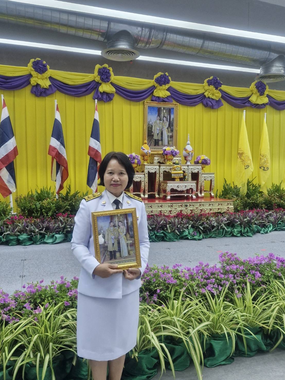 พช. ฉะเชิงเทรา ร่วมพิธีรับพระราชทานพระบรมฉายาลักษณ์ พระบาทสมเด็จ พระเจ้าอยู่หัว ที่ฉายกับสมเด็จพระนางเจ้า ฯ พระบรมราชินี