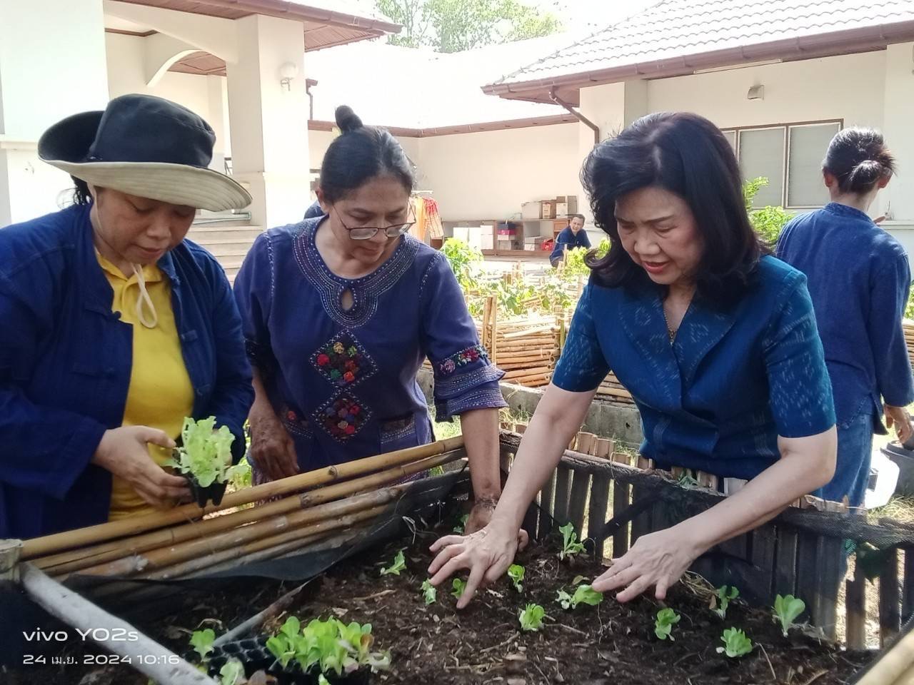 พช.ฉะเชิงเทรา น้อมนำแนวพระราชดำริของสมเด็จพระกนิษฐาธิราชเจ้า กรมสมเด็จพระเทพรัตนราชสุดาฯ สยามบรมราชกุมารี ปลูกผักสวนครัวเพื่อสร้างความมั่นคงทางอาหาร สร้างวัฒนธรรมปลูกพืชผักประจำครัวเรือน (ผู้นำต้องทำก่อน)