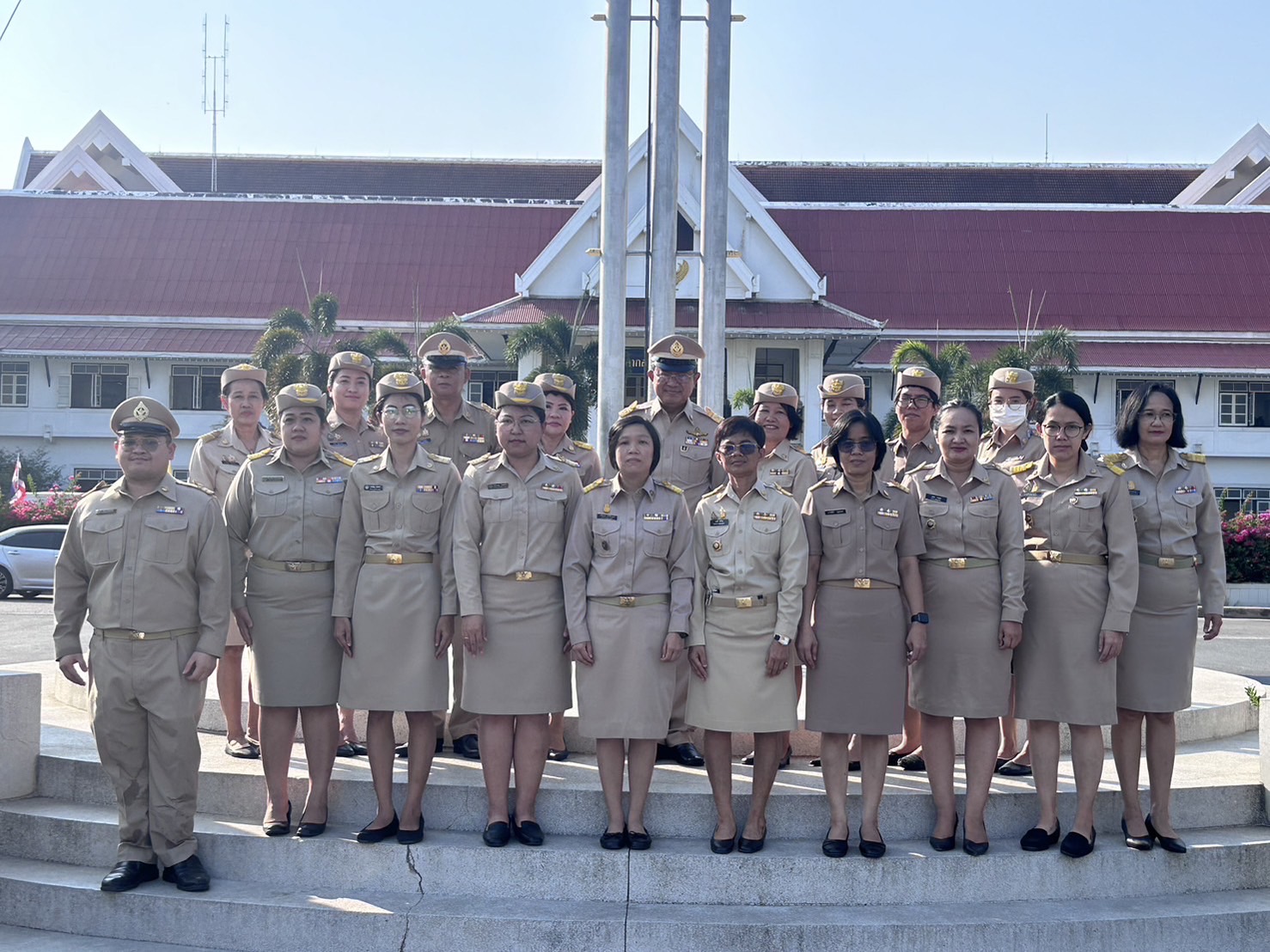 รักชาติ ภูมิใจในชาติ รำลึกในพระมหากรุณาธิคุณ !! พช. ฉะเชิงเทราเข้าร่วมกิจกรรมเข้าแถวเคารพรงชาติ