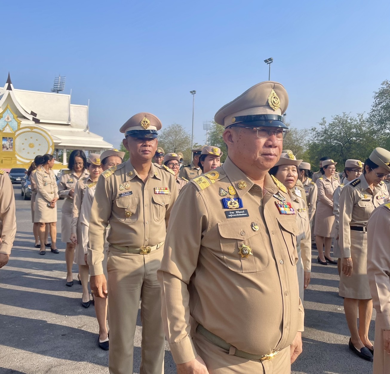 รักชาติ ภูมิใจในชาติ รำลึกในพระมหากรุณาธิคุณ !! พช. ฉะเชิงเทราเข้าร่วมกิจกรรมเข้าแถวเคารพรงชาติ