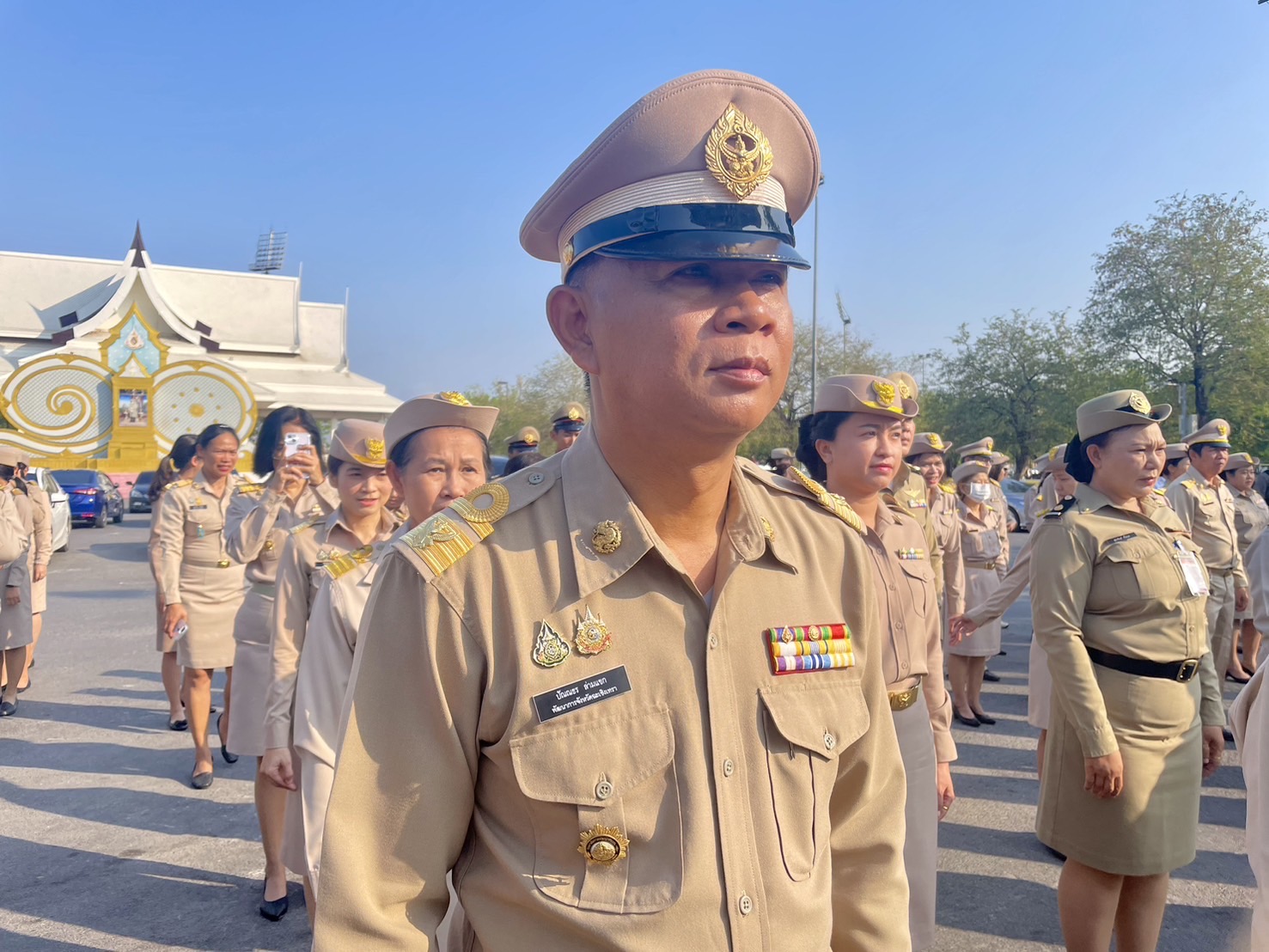 รักชาติ ภูมิใจในชาติ รำลึกในพระมหากรุณาธิคุณ !! พช. ฉะเชิงเทราเข้าร่วมกิจกรรมเข้าแถวเคารพรงชาติ