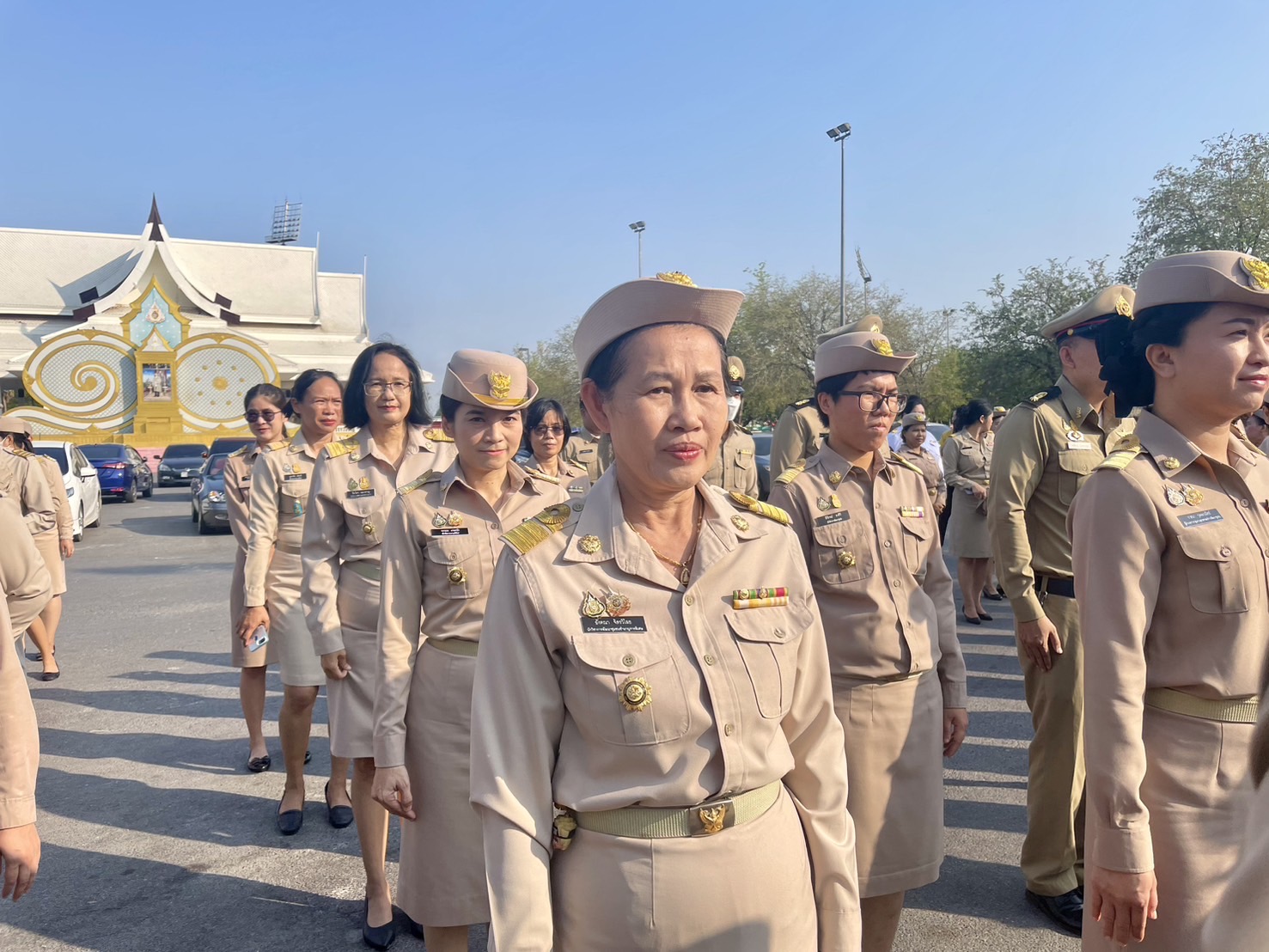 รักชาติ ภูมิใจในชาติ รำลึกในพระมหากรุณาธิคุณ !! พช. ฉะเชิงเทราเข้าร่วมกิจกรรมเข้าแถวเคารพรงชาติ