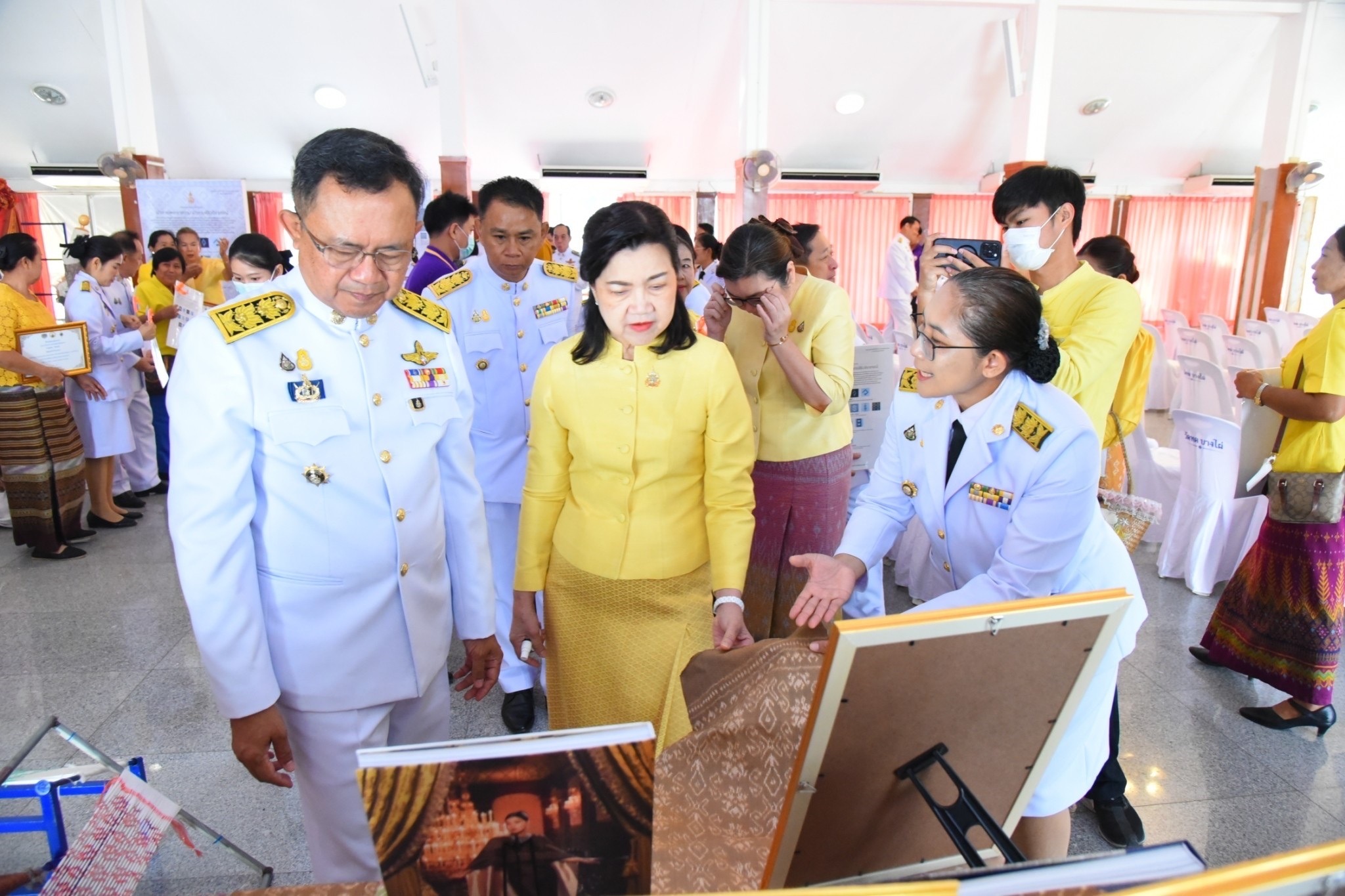 พิธีมอบแบบลายผ้าพระราชทาน “ผ้าลายสิริวชิราภรณ์” “ผ้าลายชบาปัตตานี” และเครื่องหมายรับรองสินค้าแฟชั่นและหัตถกรรมพระราชทาน “Sustainable Fashion : แฟชั่นแห่งความยั่งยืน”