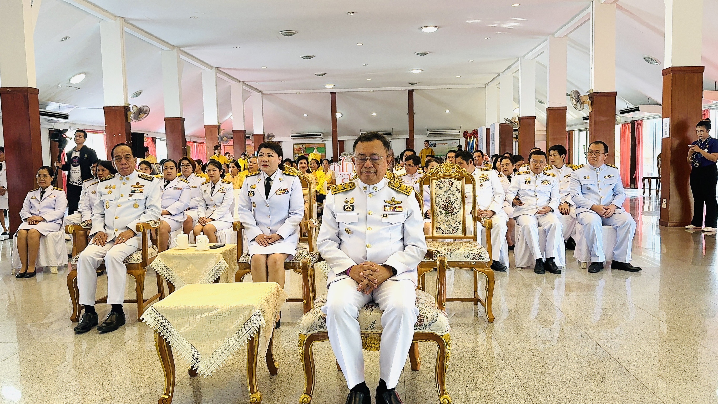 พิธีมอบแบบลายผ้าพระราชทาน “ผ้าลายสิริวชิราภรณ์” “ผ้าลายชบาปัตตานี” และเครื่องหมายรับรองสินค้าแฟชั่นและหัตถกรรมพระราชทาน “Sustainable Fashion : แฟชั่นแห่งความยั่งยืน”