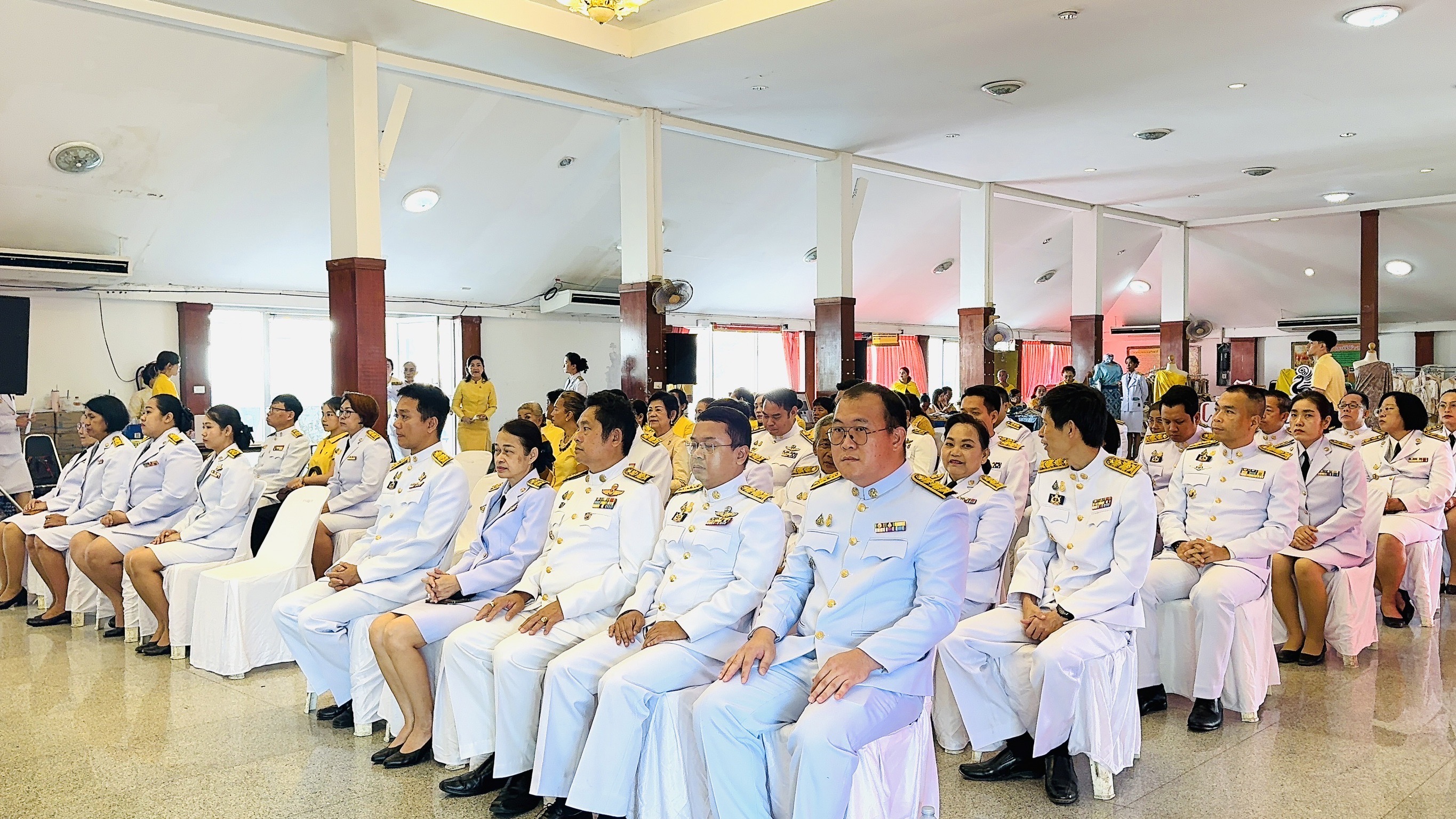 พิธีมอบแบบลายผ้าพระราชทาน “ผ้าลายสิริวชิราภรณ์” “ผ้าลายชบาปัตตานี” และเครื่องหมายรับรองสินค้าแฟชั่นและหัตถกรรมพระราชทาน “Sustainable Fashion : แฟชั่นแห่งความยั่งยืน”