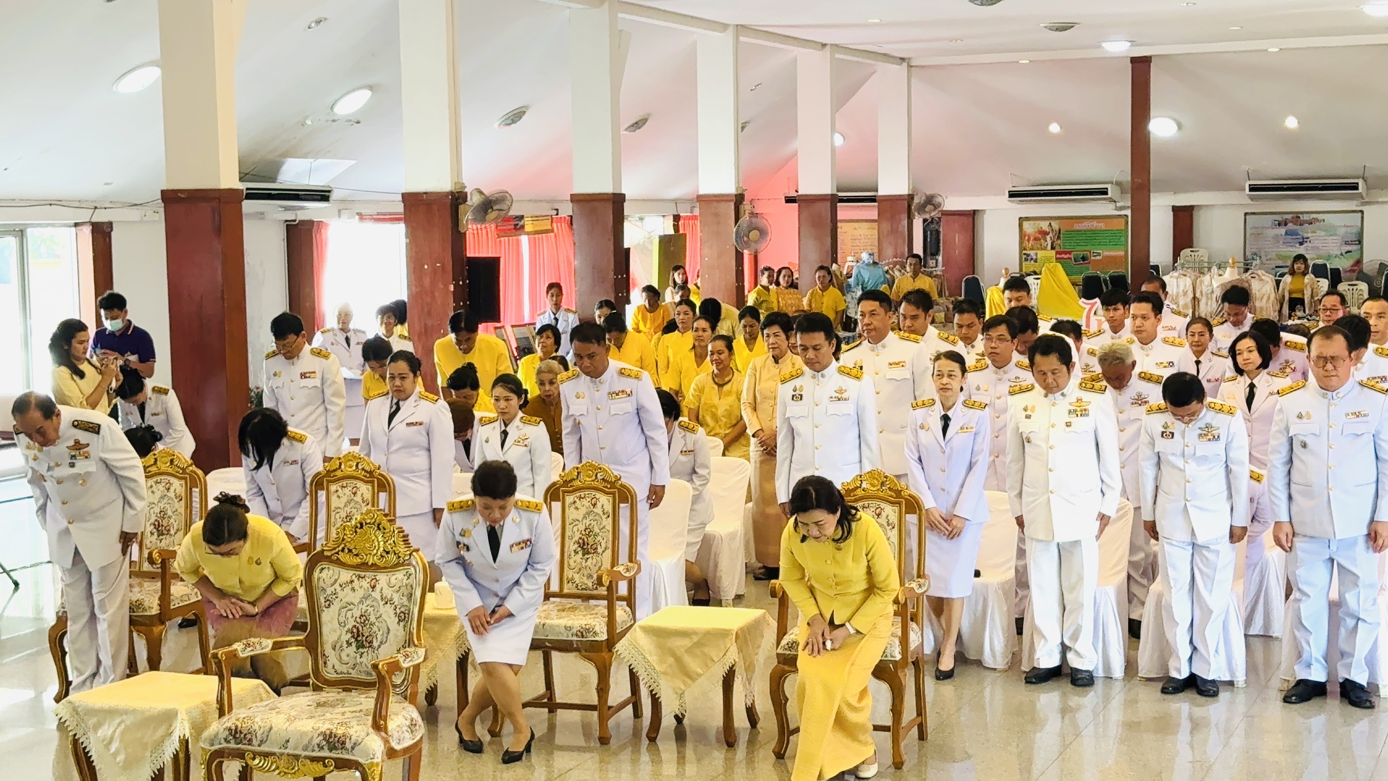 พิธีมอบแบบลายผ้าพระราชทาน “ผ้าลายสิริวชิราภรณ์” “ผ้าลายชบาปัตตานี” และเครื่องหมายรับรองสินค้าแฟชั่นและหัตถกรรมพระราชทาน “Sustainable Fashion : แฟชั่นแห่งความยั่งยืน”