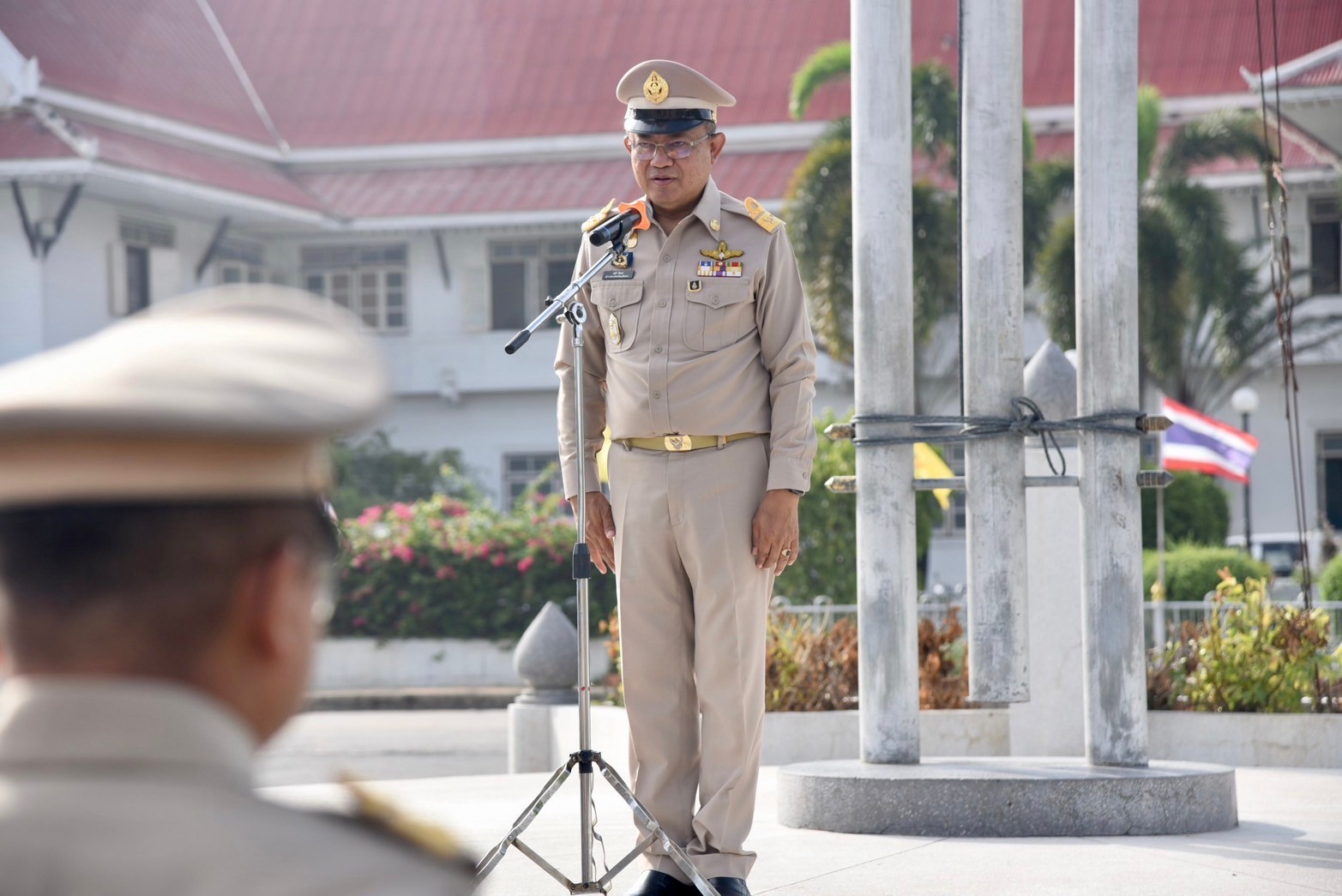 รักชาติ ภูมิใจในชาติ รำลึกในพระมหากรุณาธิคุณ !! พช. ฉะเชิงเทราเข้าร่วมกิจกรรมเข้าแถวเคารพธงชาติ