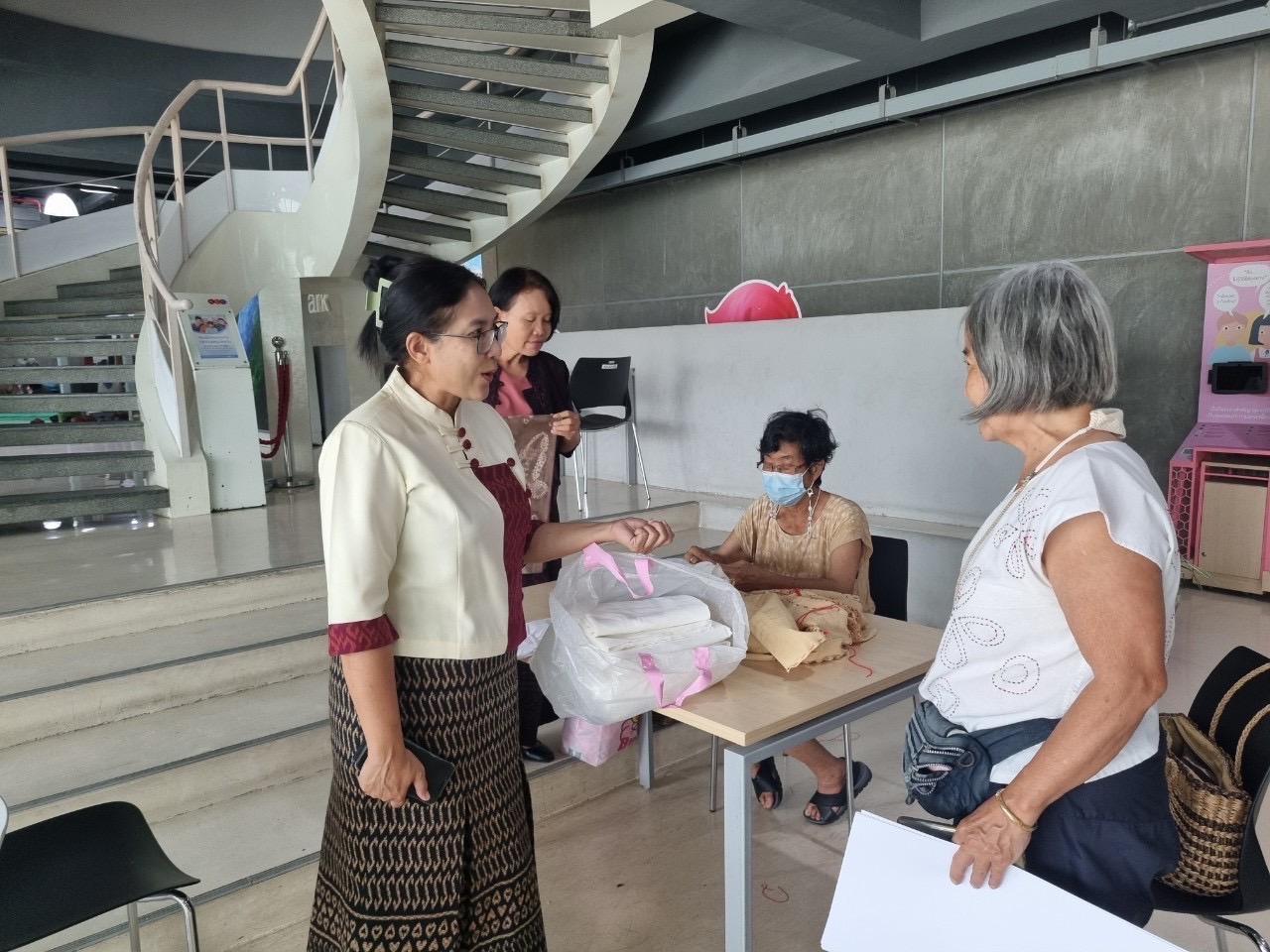 พช. ฉะเชิงเทรา ติดตามสนับสนุนการประกวดสุดยอดผ้าจังหวัดฉะเชิงเทรา ประจำปี 2567