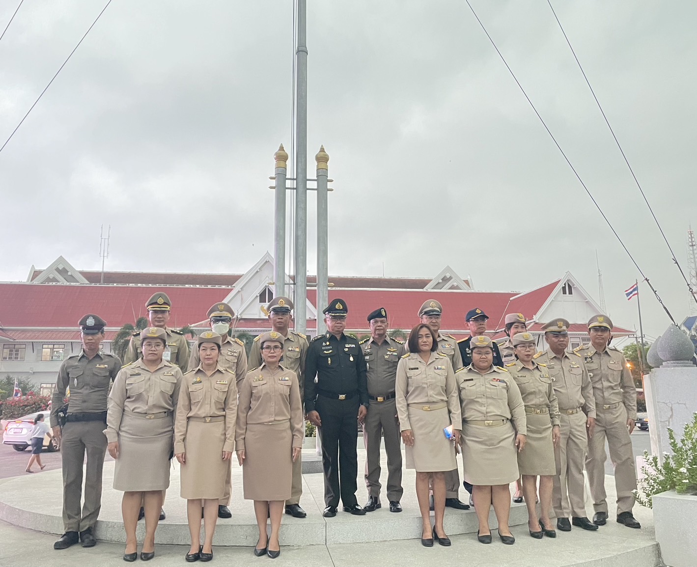 รักชาติ ภูมิใจในชาติ รำลึกในพระมหากรุณาธิคุณ !! พช. ฉะเชิงเทราเข้าร่วมกิจกรรมเข้าแถวเคารพธงชาติ