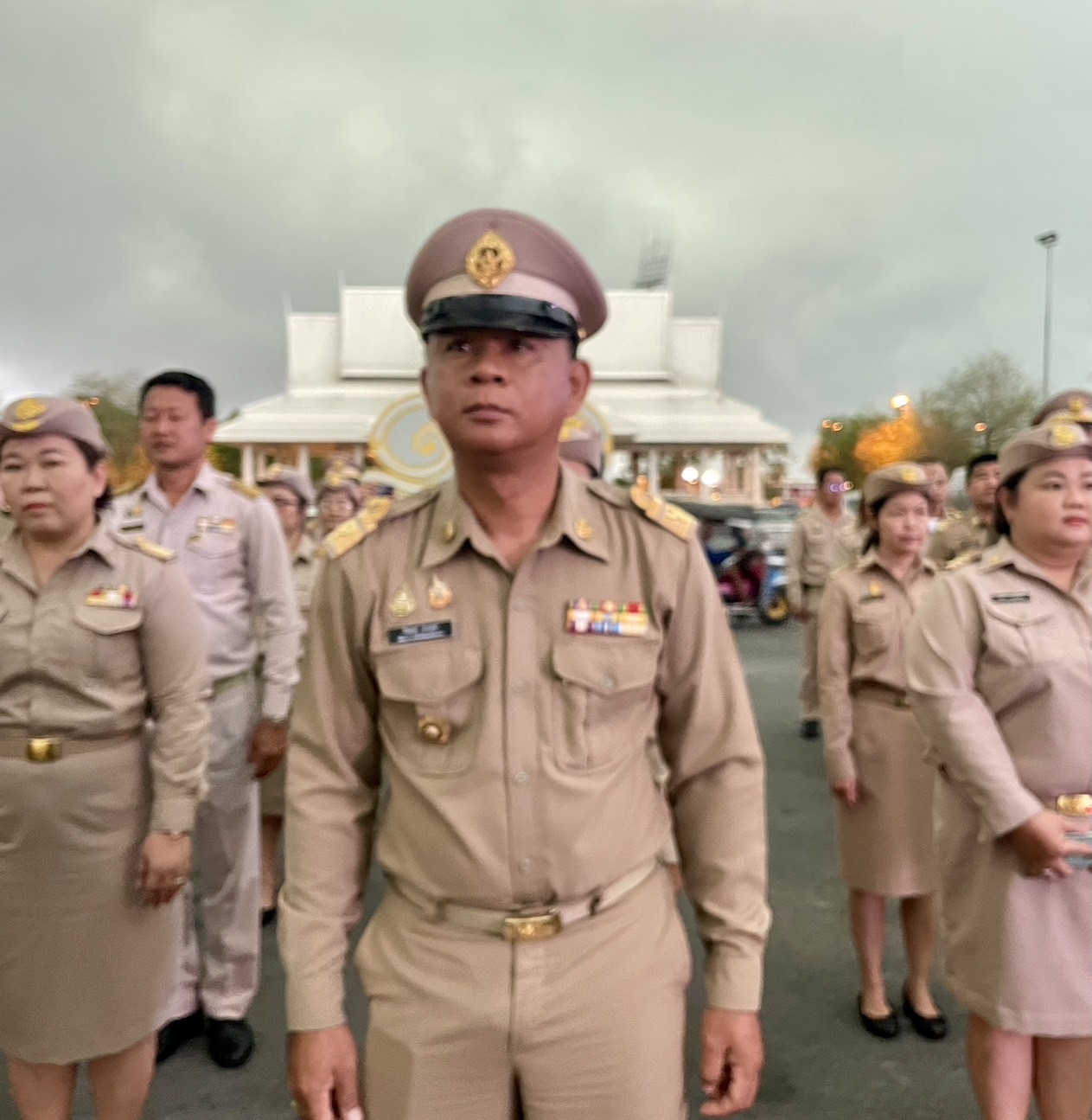 รักชาติ ภูมิใจในชาติ รำลึกในพระมหากรุณาธิคุณ !! พช. ฉะเชิงเทราเข้าร่วมกิจกรรมเข้าแถวเคารพธงชาติ