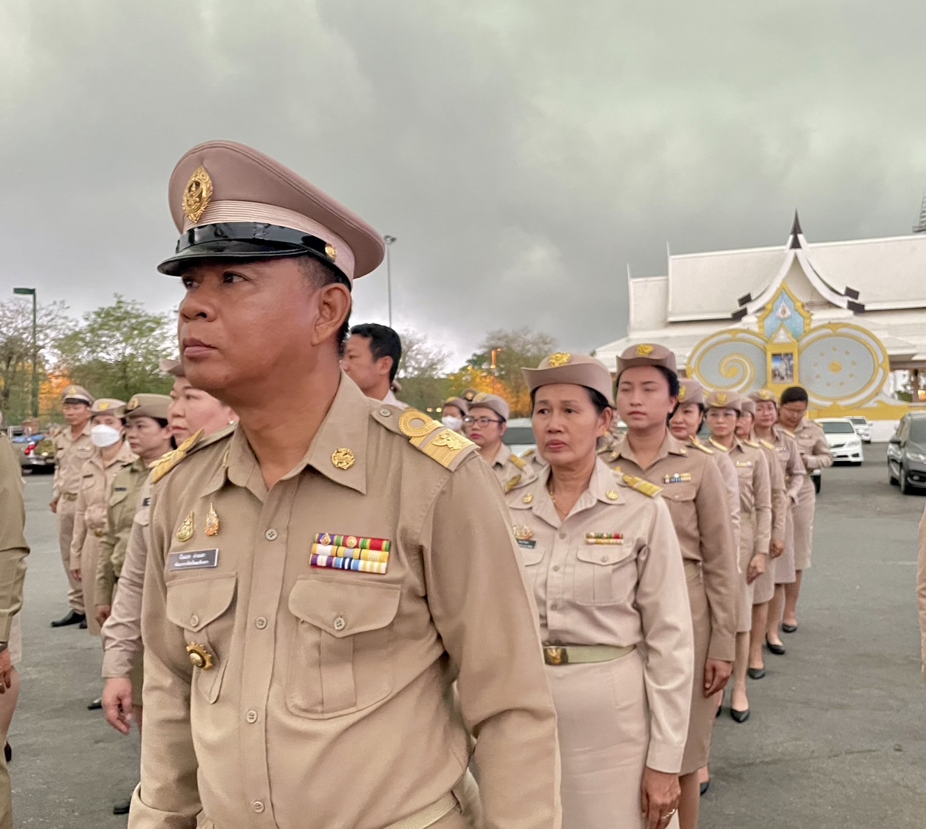 รักชาติ ภูมิใจในชาติ รำลึกในพระมหากรุณาธิคุณ !! พช. ฉะเชิงเทราเข้าร่วมกิจกรรมเข้าแถวเคารพธงชาติ