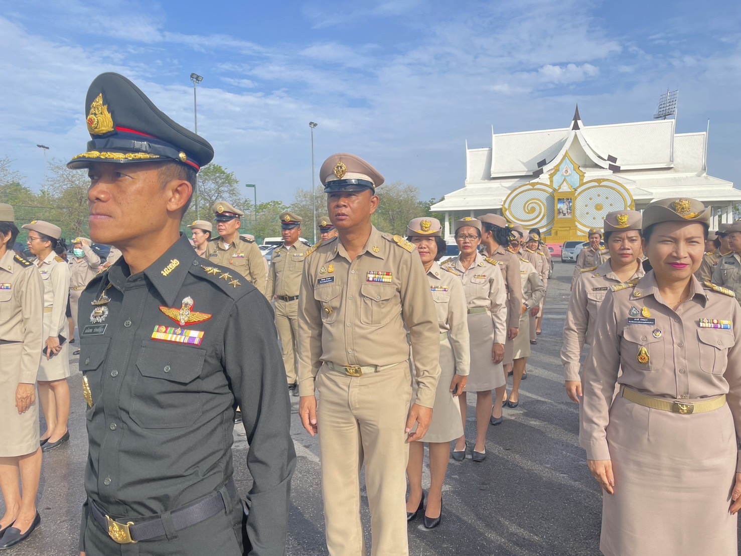รักชาติ ภูมิใจในชาติ รำลึกในพระมหากรุณาธิคุณ !! พช. ฉะเชิงเทราเข้าร่วมกิจกรรมเข้าแถวเคารพธงชาติ