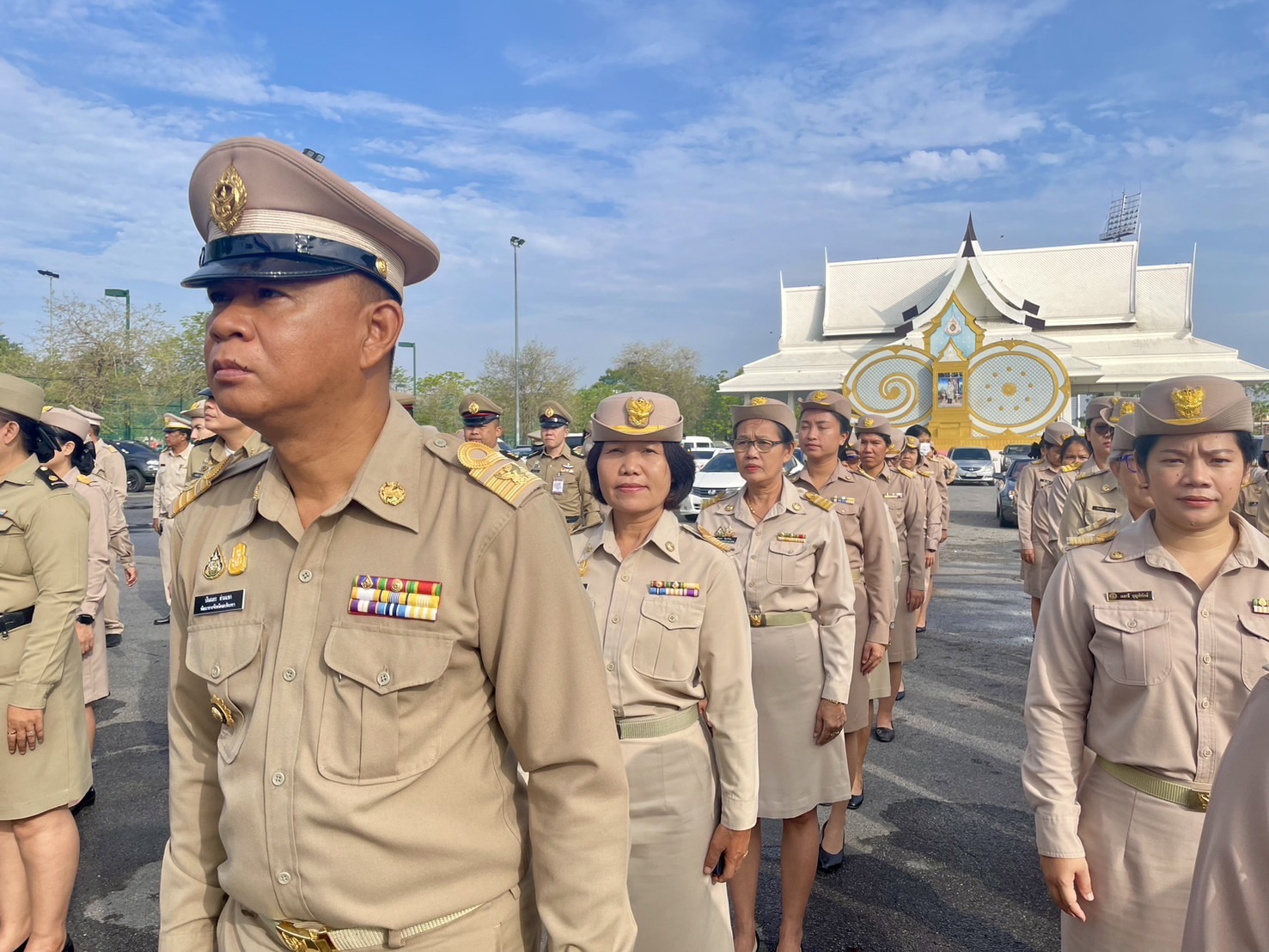 รักชาติ ภูมิใจในชาติ รำลึกในพระมหากรุณาธิคุณ !! พช. ฉะเชิงเทราเข้าร่วมกิจกรรมเข้าแถวเคารพธงชาติ