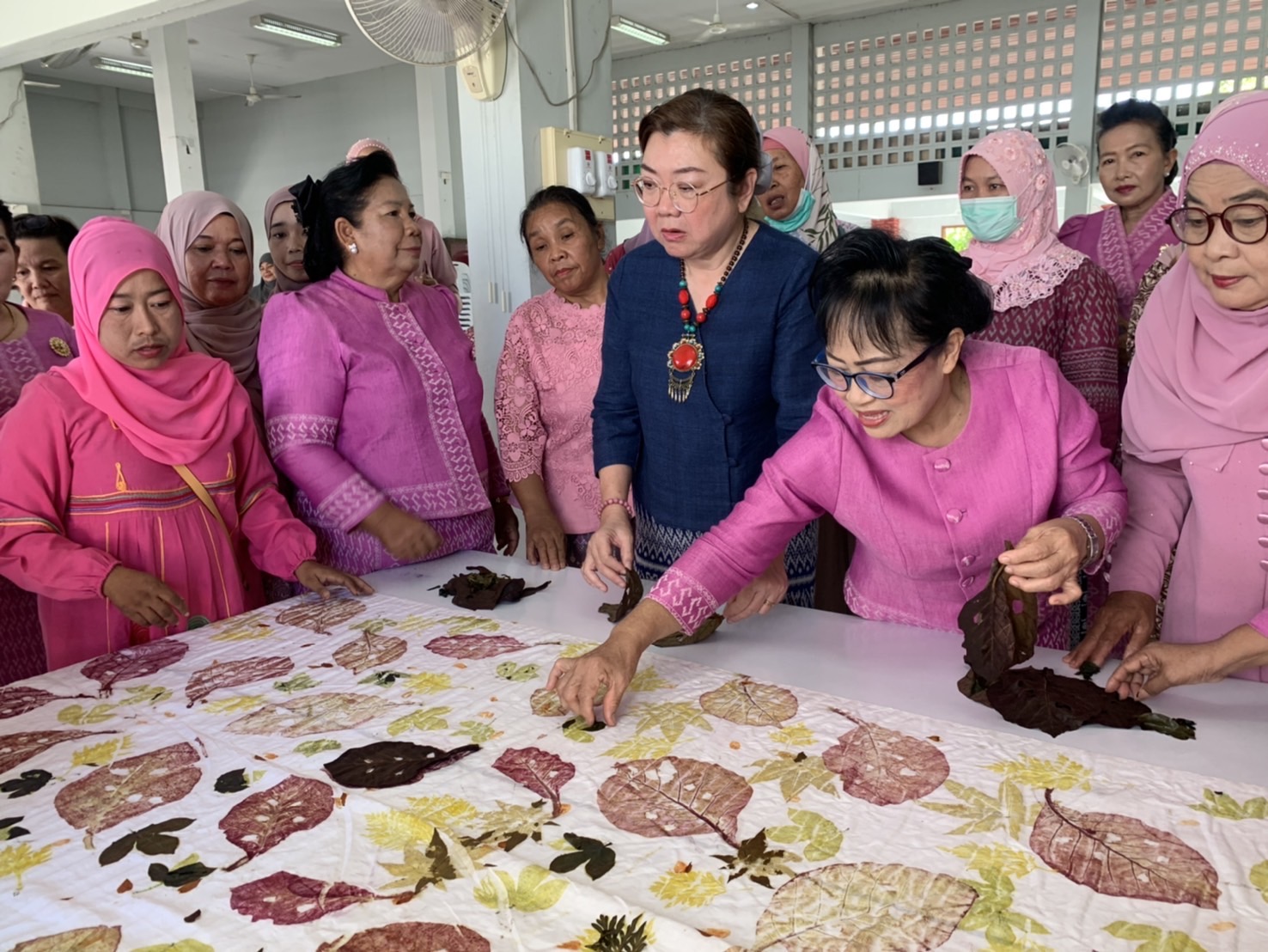 พช. ฉะเชิงเทรา ร่วมกิจกรรมสตรีอำเภอบางน้ำเปรี้ยวสร้างความมั่นคงทางด้านอาหารพัฒนาอาชีพทางเลือกด้วยการปลูกผักปลอดสารและใช้ประโยชน์จากสีธรรมชาติของพืชพื้นถิ่น