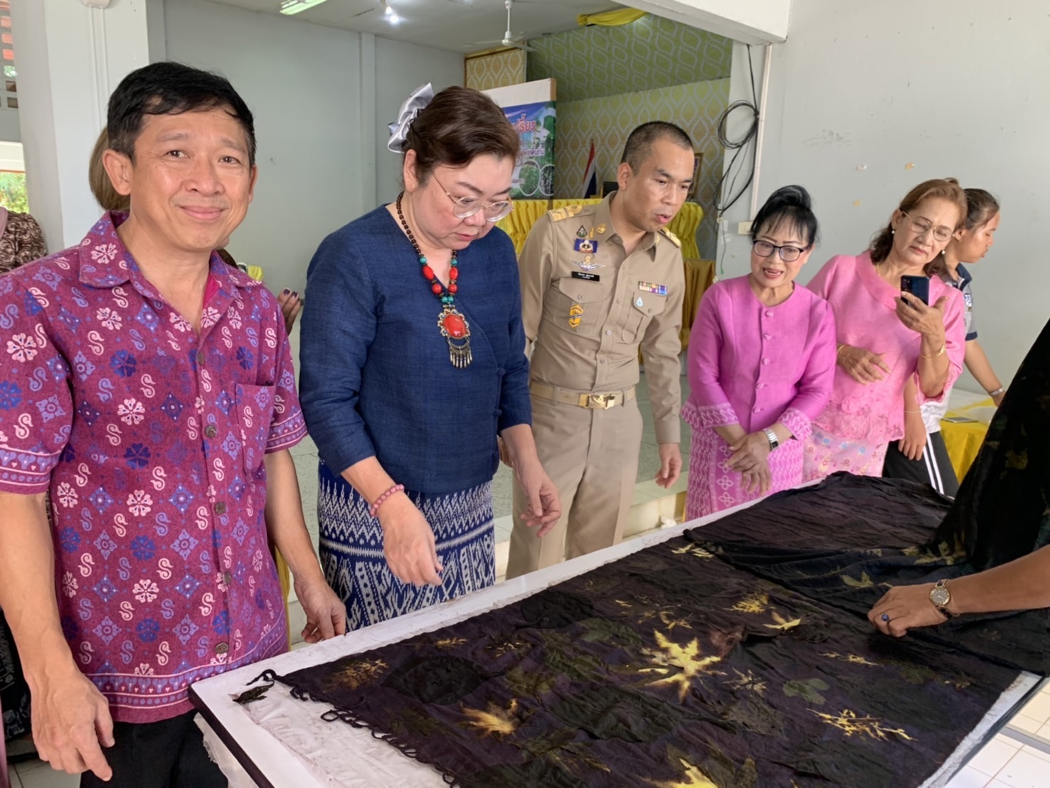 พช. ฉะเชิงเทรา ร่วมกิจกรรมสตรีอำเภอบางน้ำเปรี้ยวสร้างความมั่นคงทางด้านอาหารพัฒนาอาชีพทางเลือกด้วยการปลูกผักปลอดสารและใช้ประโยชน์จากสีธรรมชาติของพืชพื้นถิ่น
