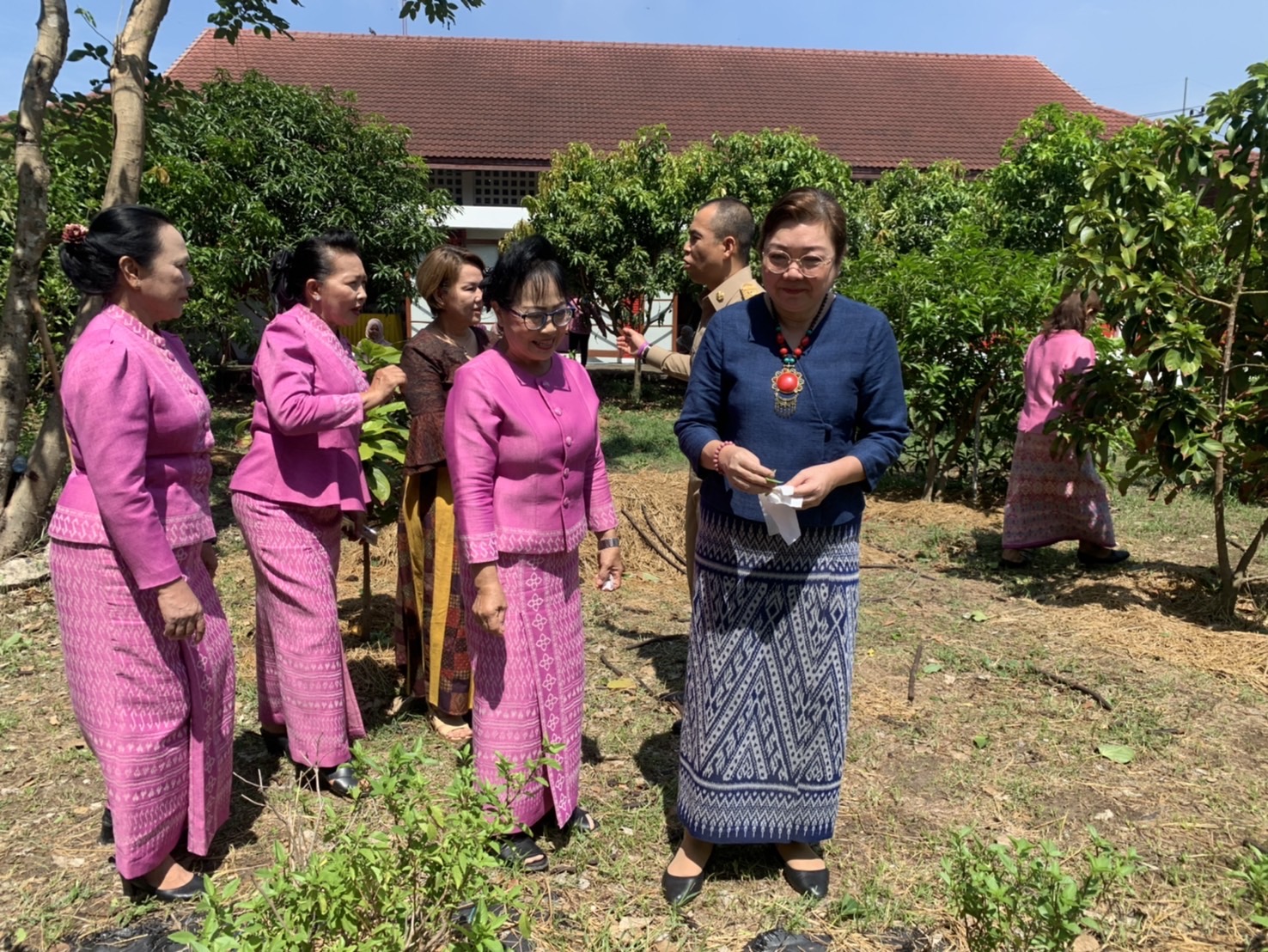 พช. ฉะเชิงเทรา ร่วมกิจกรรมสตรีอำเภอบางน้ำเปรี้ยวสร้างความมั่นคงทางด้านอาหารพัฒนาอาชีพทางเลือกด้วยการปลูกผักปลอดสารและใช้ประโยชน์จากสีธรรมชาติของพืชพื้นถิ่น