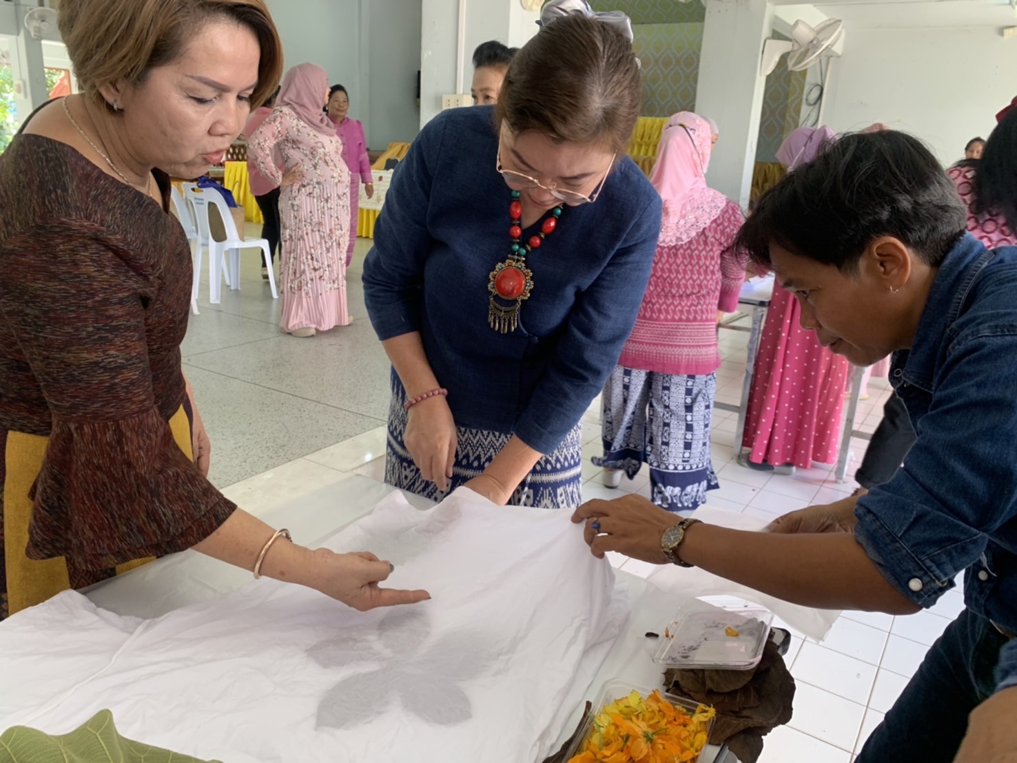 พช. ฉะเชิงเทรา ร่วมกิจกรรมสตรีอำเภอบางน้ำเปรี้ยวสร้างความมั่นคงทางด้านอาหารพัฒนาอาชีพทางเลือกด้วยการปลูกผักปลอดสารและใช้ประโยชน์จากสีธรรมชาติของพืชพื้นถิ่น