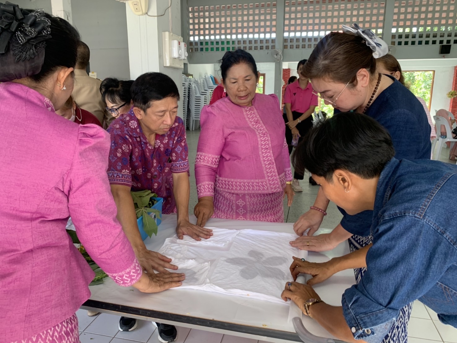 พช. ฉะเชิงเทรา ร่วมกิจกรรมสตรีอำเภอบางน้ำเปรี้ยวสร้างความมั่นคงทางด้านอาหารพัฒนาอาชีพทางเลือกด้วยการปลูกผักปลอดสารและใช้ประโยชน์จากสีธรรมชาติของพืชพื้นถิ่น