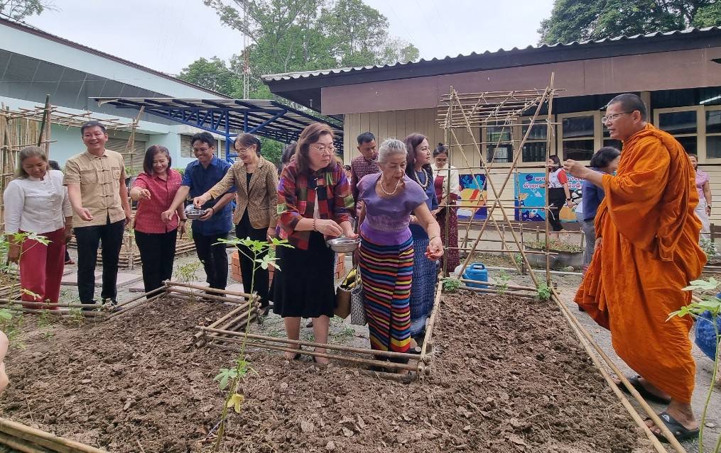 พช. ฉะเชิงเทรา ร่วมกิจกรรมสตรีอำเภอแปลงยาวสร้างความมั่นคงทางอาหารพัฒนาอาชีพทางเลือกด้วยการปลูกผักปลอดสารและใช้ประโยชน์จากสีธรรมชาติของพืชพื้นถิ่น