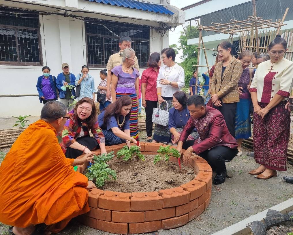 พช. ฉะเชิงเทรา ร่วมกิจกรรมสตรีอำเภอแปลงยาวสร้างความมั่นคงทางอาหารพัฒนาอาชีพทางเลือกด้วยการปลูกผักปลอดสารและใช้ประโยชน์จากสีธรรมชาติของพืชพื้นถิ่น
