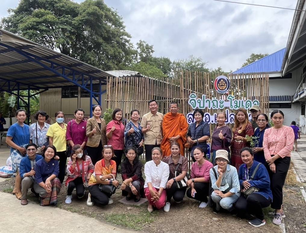 พช. ฉะเชิงเทรา ร่วมกิจกรรมสตรีอำเภอแปลงยาวสร้างความมั่นคงทางอาหารพัฒนาอาชีพทางเลือกด้วยการปลูกผักปลอดสารและใช้ประโยชน์จากสีธรรมชาติของพืชพื้นถิ่น