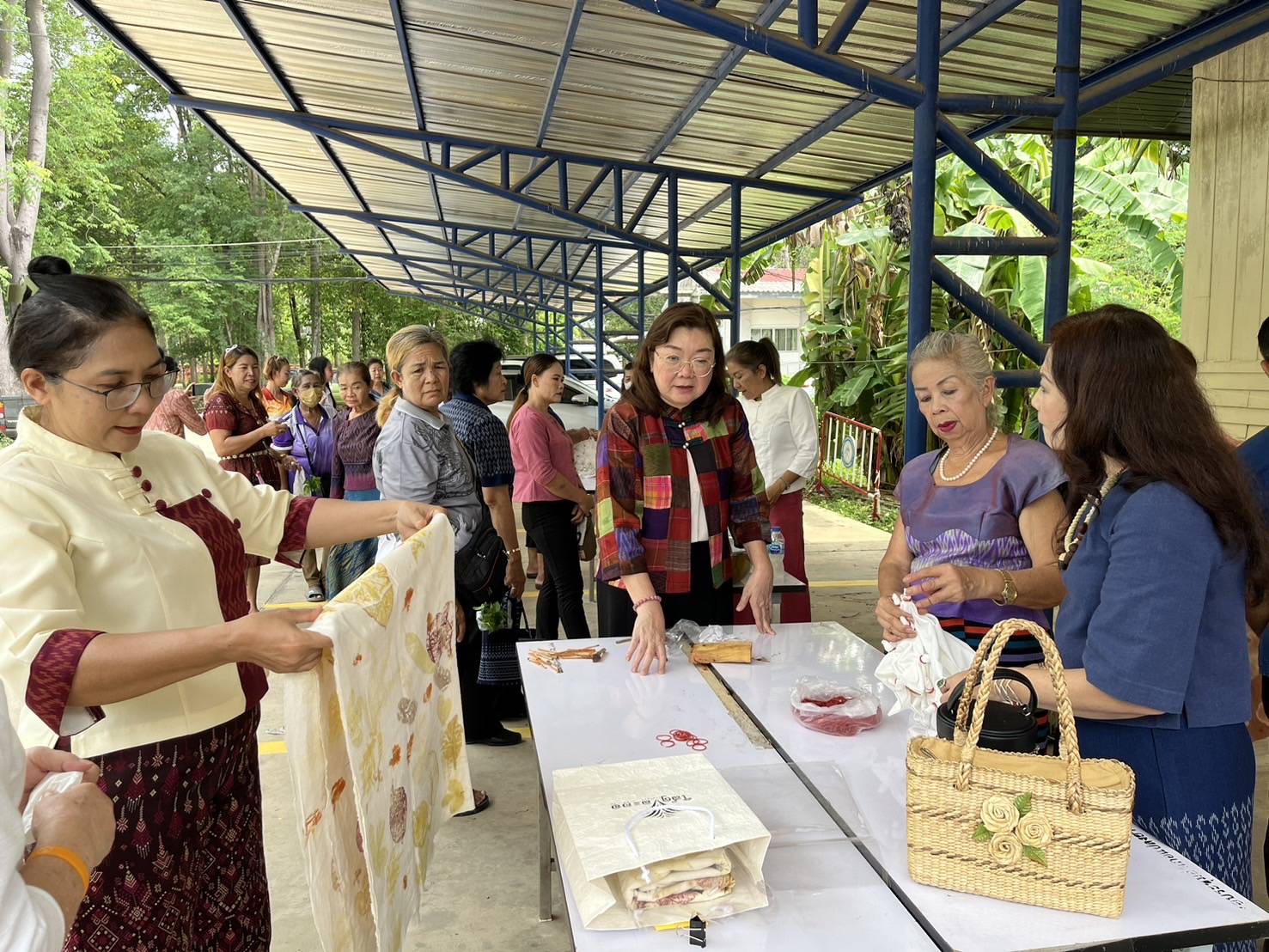 พช. ฉะเชิงเทรา ร่วมกิจกรรมสตรีอำเภอแปลงยาวสร้างความมั่นคงทางอาหารพัฒนาอาชีพทางเลือกด้วยการปลูกผักปลอดสารและใช้ประโยชน์จากสีธรรมชาติของพืชพื้นถิ่น