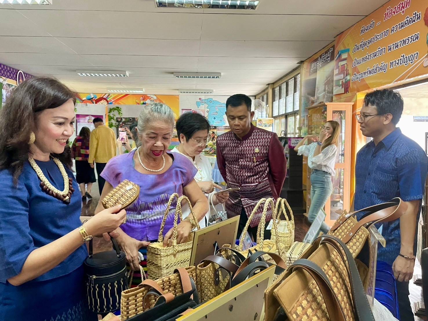 พช. ฉะเชิงเทรา ร่วมกิจกรรมสตรีอำเภอแปลงยาวสร้างความมั่นคงทางอาหารพัฒนาอาชีพทางเลือกด้วยการปลูกผักปลอดสารและใช้ประโยชน์จากสีธรรมชาติของพืชพื้นถิ่น