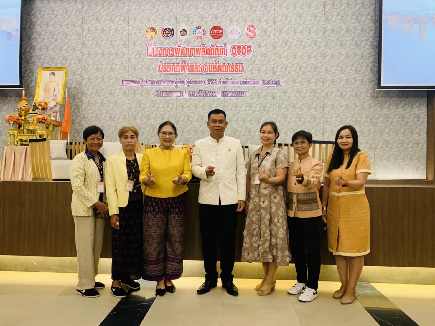 พช. ฉะเชิงเทรา ร่วมโครงการพัฒนาผลิตภัณฑ์ OTOP ประเภทผ้าและงานหัตถกรรม กิจกรรมอบรมเชิงปฏิบัติการพัฒนาศักยภาพผู้ผลิตผู้ประกอบการ OTOP ประเภทผ้าและเครื่องแต่งกาย ช่างทอผ้าและงานหัตถกรรม (Coaching) ผ้าลายพระราชทาน “ผ้าลายสิริวชิราภรณ์” และงานหัตถกรรม จุดดำเนินการที่ 3 จังหวัดพระนครศรีอยุธยา