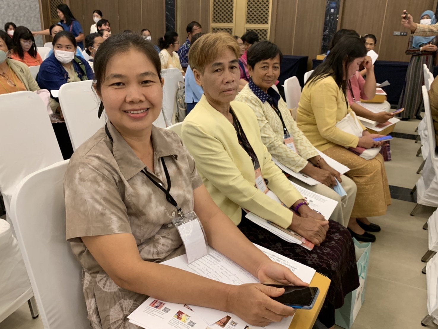 พช. ฉะเชิงเทรา ร่วมโครงการพัฒนาผลิตภัณฑ์ OTOP ประเภทผ้าและงานหัตถกรรม กิจกรรมอบรมเชิงปฏิบัติการพัฒนาศักยภาพผู้ผลิตผู้ประกอบการ OTOP ประเภทผ้าและเครื่องแต่งกาย ช่างทอผ้าและงานหัตถกรรม (Coaching) ผ้าลายพระราชทาน “ผ้าลายสิริวชิราภรณ์” และงานหัตถกรรม จุดดำเนินการที่ 3 จังหวัดพระนครศรีอยุธยา