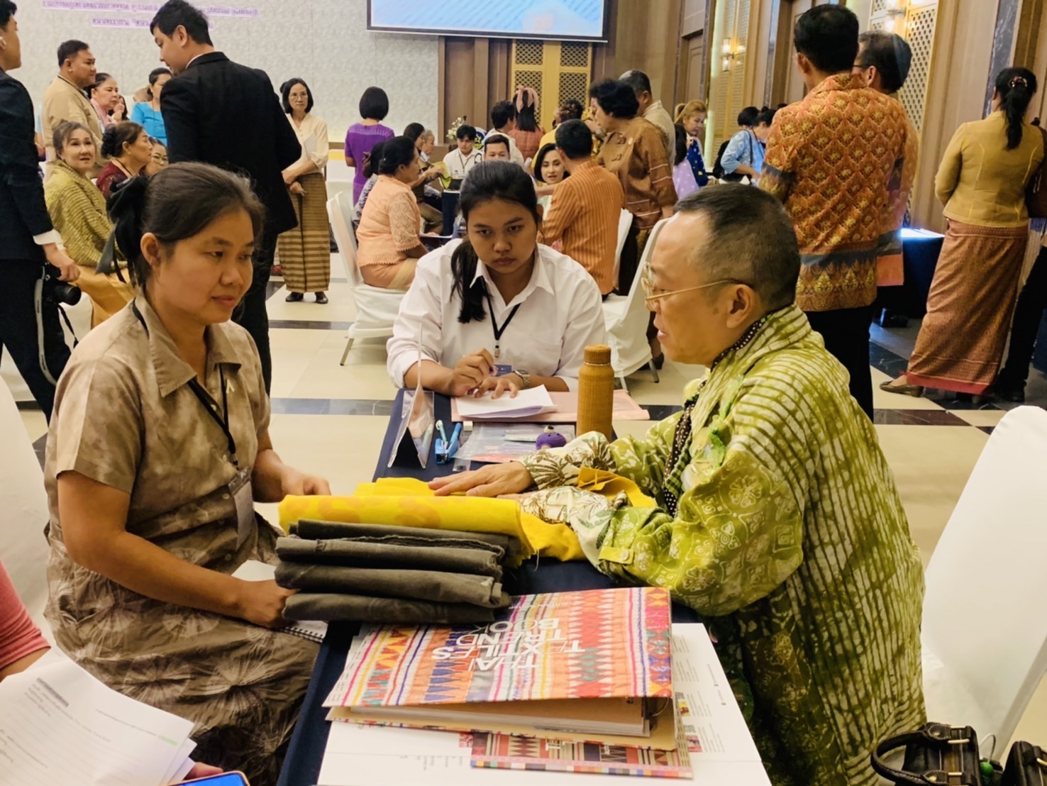 พช. ฉะเชิงเทรา ร่วมโครงการพัฒนาผลิตภัณฑ์ OTOP ประเภทผ้าและงานหัตถกรรม กิจกรรมอบรมเชิงปฏิบัติการพัฒนาศักยภาพผู้ผลิตผู้ประกอบการ OTOP ประเภทผ้าและเครื่องแต่งกาย ช่างทอผ้าและงานหัตถกรรม (Coaching) ผ้าลายพระราชทาน “ผ้าลายสิริวชิราภรณ์” และงานหัตถกรรม จุดดำเนินการที่ 3 จังหวัดพระนครศรีอยุธยา