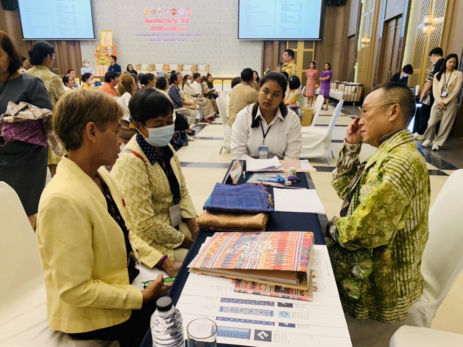 พช. ฉะเชิงเทรา ร่วมโครงการพัฒนาผลิตภัณฑ์ OTOP ประเภทผ้าและงานหัตถกรรม กิจกรรมอบรมเชิงปฏิบัติการพัฒนาศักยภาพผู้ผลิตผู้ประกอบการ OTOP ประเภทผ้าและเครื่องแต่งกาย ช่างทอผ้าและงานหัตถกรรม (Coaching) ผ้าลายพระราชทาน “ผ้าลายสิริวชิราภรณ์” และงานหัตถกรรม จุดดำเนินการที่ 3 จังหวัดพระนครศรีอยุธยา