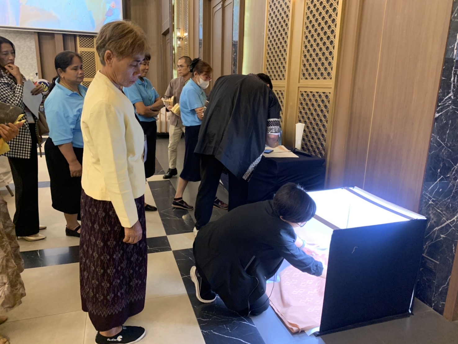 พช. ฉะเชิงเทรา ร่วมโครงการพัฒนาผลิตภัณฑ์ OTOP ประเภทผ้าและงานหัตถกรรม กิจกรรมอบรมเชิงปฏิบัติการพัฒนาศักยภาพผู้ผลิตผู้ประกอบการ OTOP ประเภทผ้าและเครื่องแต่งกาย ช่างทอผ้าและงานหัตถกรรม (Coaching) ผ้าลายพระราชทาน “ผ้าลายสิริวชิราภรณ์” และงานหัตถกรรม จุดดำเนินการที่ 3 จังหวัดพระนครศรีอยุธยา