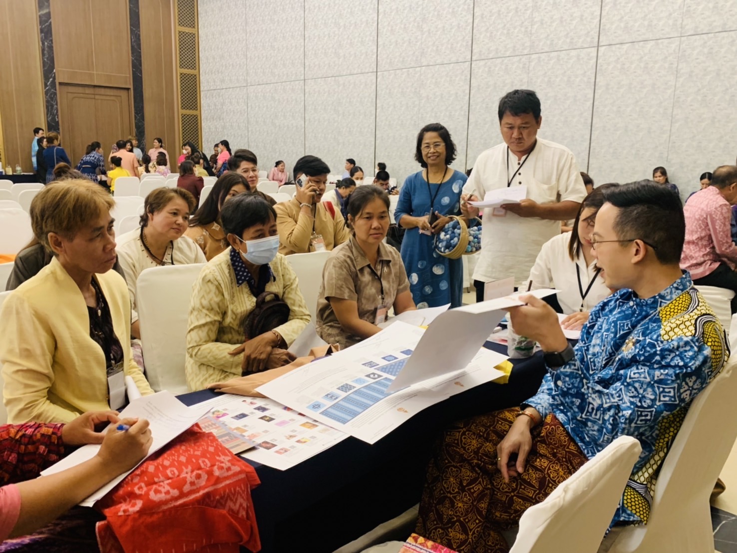 พช. ฉะเชิงเทรา ร่วมโครงการพัฒนาผลิตภัณฑ์ OTOP ประเภทผ้าและงานหัตถกรรม กิจกรรมอบรมเชิงปฏิบัติการพัฒนาศักยภาพผู้ผลิตผู้ประกอบการ OTOP ประเภทผ้าและเครื่องแต่งกาย ช่างทอผ้าและงานหัตถกรรม (Coaching) ผ้าลายพระราชทาน “ผ้าลายสิริวชิราภรณ์” และงานหัตถกรรม จุดดำเนินการที่ 3 จังหวัดพระนครศรีอยุธยา