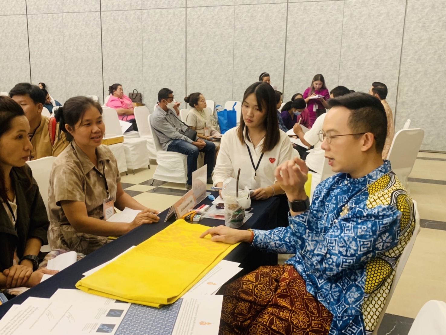 พช. ฉะเชิงเทรา ร่วมโครงการพัฒนาผลิตภัณฑ์ OTOP ประเภทผ้าและงานหัตถกรรม กิจกรรมอบรมเชิงปฏิบัติการพัฒนาศักยภาพผู้ผลิตผู้ประกอบการ OTOP ประเภทผ้าและเครื่องแต่งกาย ช่างทอผ้าและงานหัตถกรรม (Coaching) ผ้าลายพระราชทาน “ผ้าลายสิริวชิราภรณ์” และงานหัตถกรรม จุดดำเนินการที่ 3 จังหวัดพระนครศรีอยุธยา