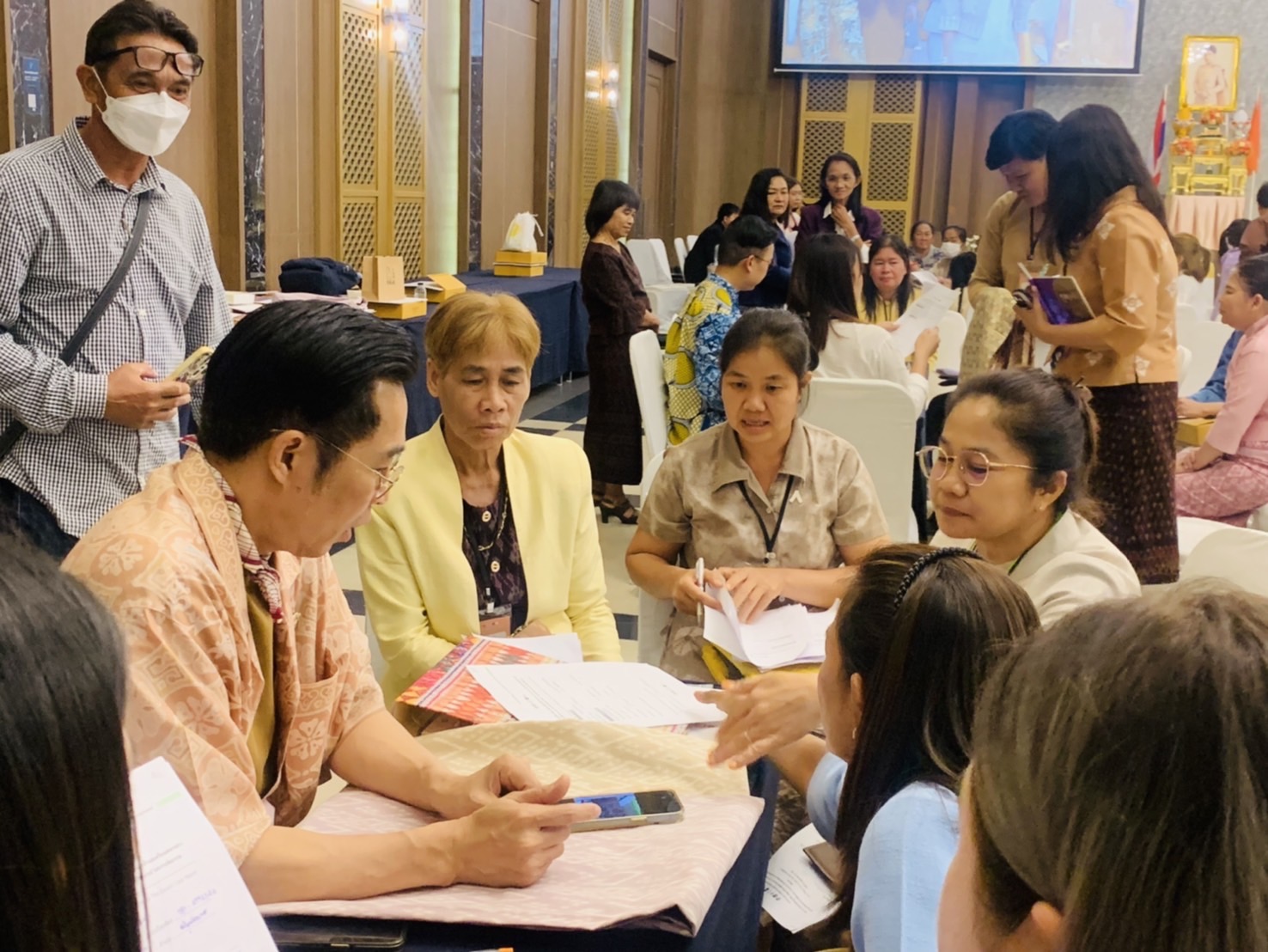 พช. ฉะเชิงเทรา ร่วมโครงการพัฒนาผลิตภัณฑ์ OTOP ประเภทผ้าและงานหัตถกรรม กิจกรรมอบรมเชิงปฏิบัติการพัฒนาศักยภาพผู้ผลิตผู้ประกอบการ OTOP ประเภทผ้าและเครื่องแต่งกาย ช่างทอผ้าและงานหัตถกรรม (Coaching) ผ้าลายพระราชทาน “ผ้าลายสิริวชิราภรณ์” และงานหัตถกรรม จุดดำเนินการที่ 3 จังหวัดพระนครศรีอยุธยา