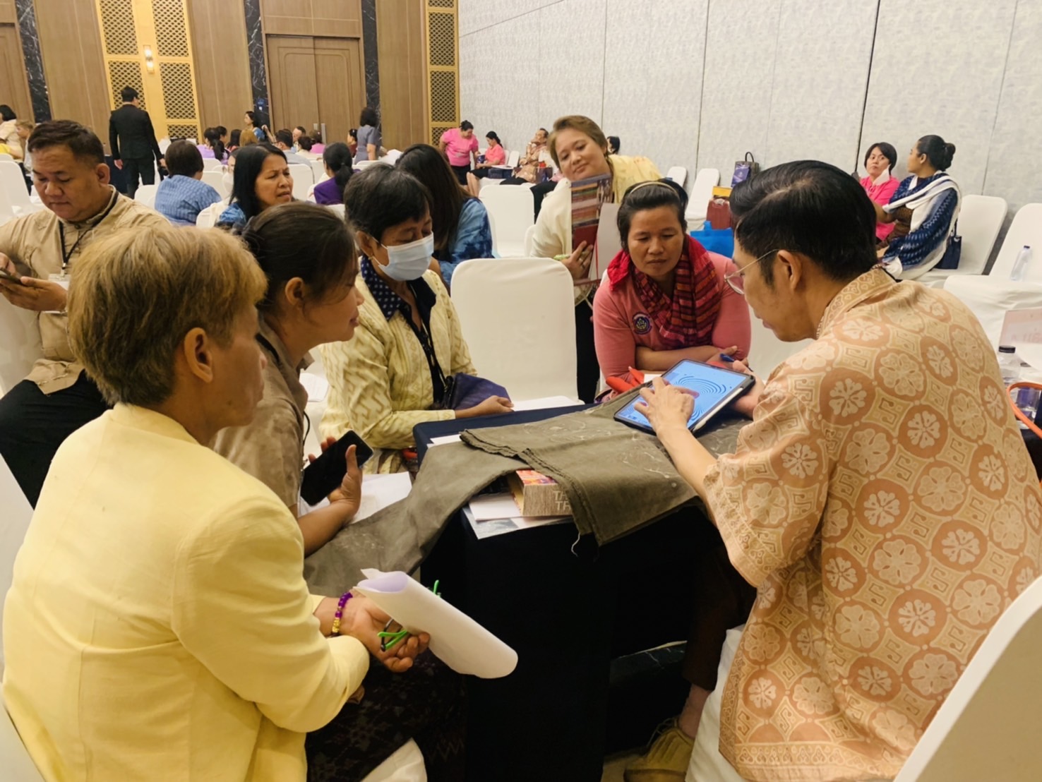 พช. ฉะเชิงเทรา ร่วมโครงการพัฒนาผลิตภัณฑ์ OTOP ประเภทผ้าและงานหัตถกรรม กิจกรรมอบรมเชิงปฏิบัติการพัฒนาศักยภาพผู้ผลิตผู้ประกอบการ OTOP ประเภทผ้าและเครื่องแต่งกาย ช่างทอผ้าและงานหัตถกรรม (Coaching) ผ้าลายพระราชทาน “ผ้าลายสิริวชิราภรณ์” และงานหัตถกรรม จุดดำเนินการที่ 3 จังหวัดพระนครศรีอยุธยา