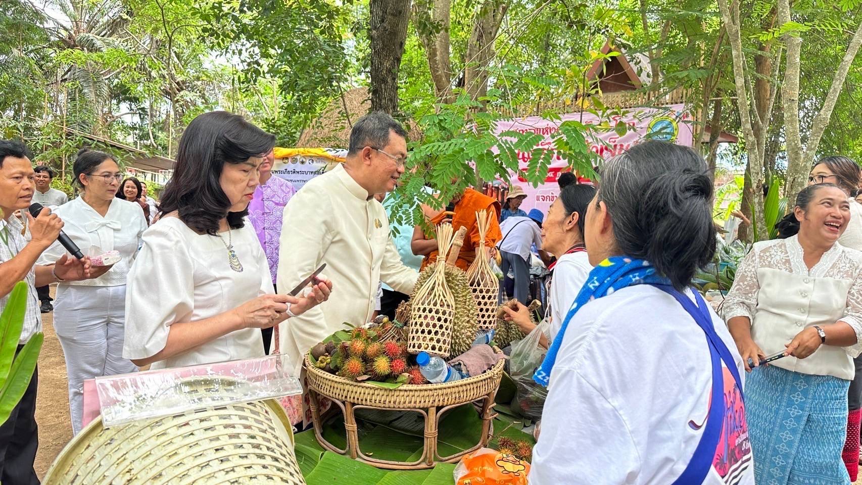 พช.ฉะเชิงเทรา ร่วมกับเครือข่ายโคก หนอง นา จังหวัดฉะเชิงเทรา จัดกิจกรรม “ตลาดสีเขียว โคก หนอง นา ฉะเชิงเทรา”