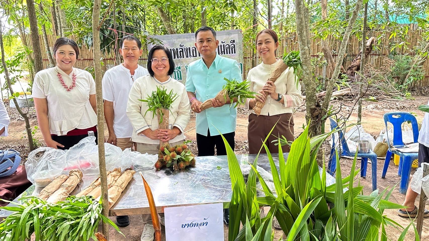 พช.ฉะเชิงเทรา ร่วมกับเครือข่ายโคก หนอง นา จังหวัดฉะเชิงเทรา จัดกิจกรรม “ตลาดสีเขียว โคก หนอง นา ฉะเชิงเทรา”