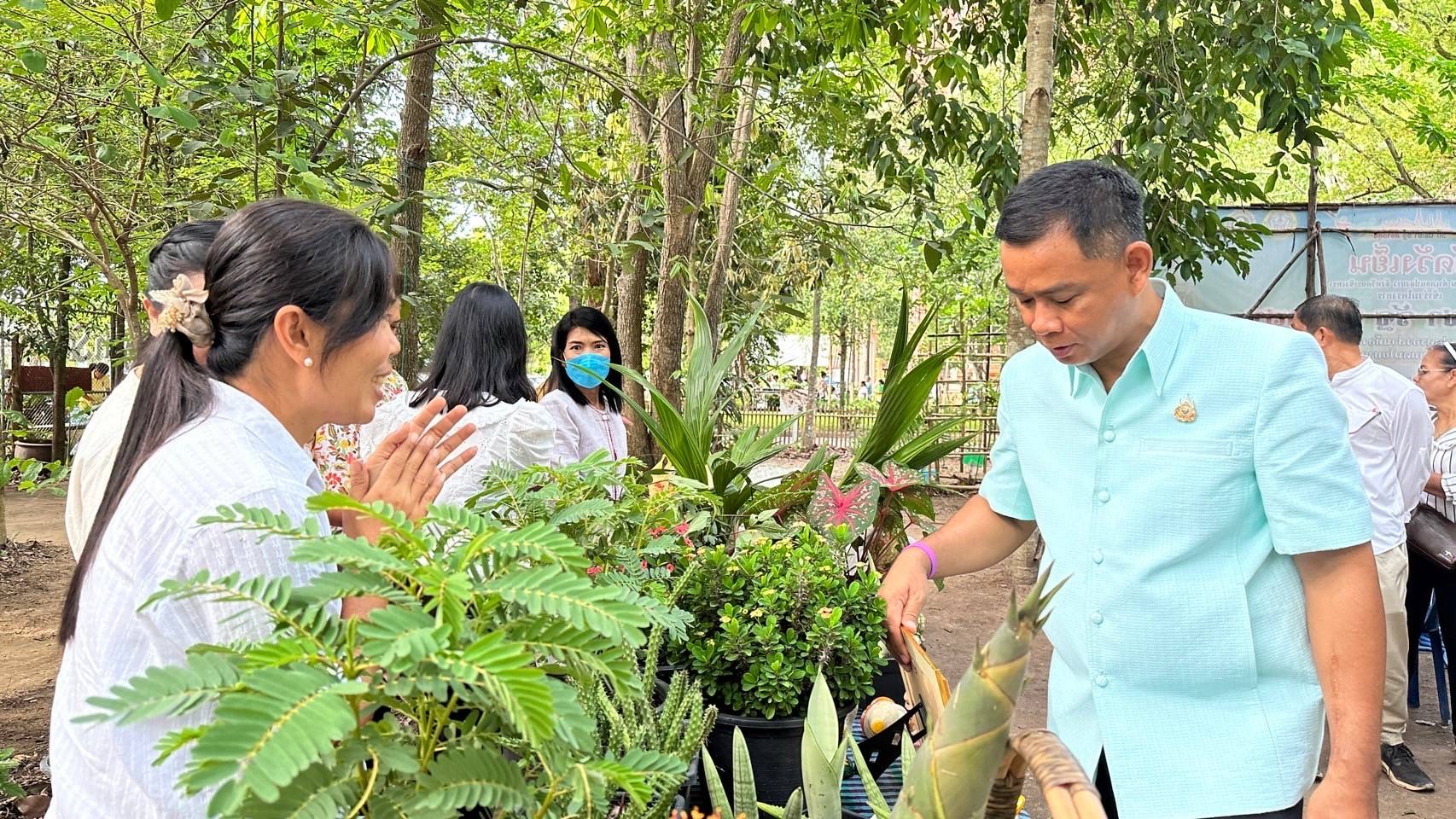 พช.ฉะเชิงเทรา ร่วมกับเครือข่ายโคก หนอง นา จังหวัดฉะเชิงเทรา จัดกิจกรรม “ตลาดสีเขียว โคก หนอง นา ฉะเชิงเทรา”