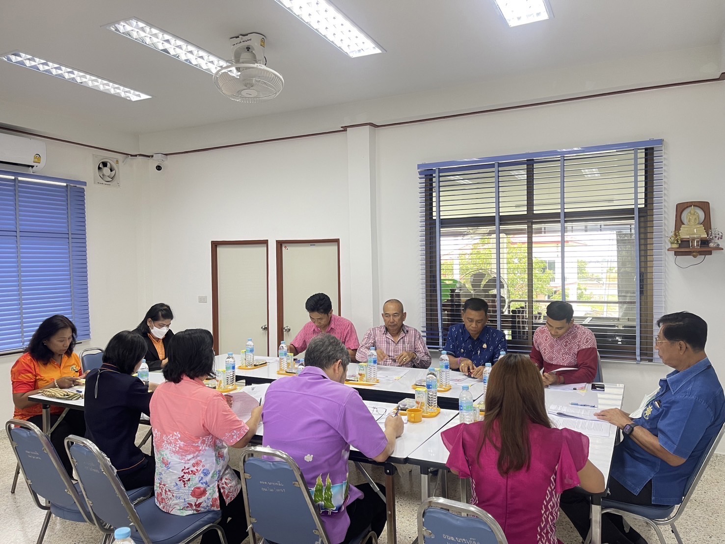 พช. ฉะเชิงเทรา ร่วมประชุมคณะกรรมการสอบคัดเลือกพนักงานส่วนตำบลให้ดำรงตำแหน่งต่างสายงานจากตำแหน่งประเภททั่วไปเป็นตำแหน่งประเภทวิชาการในตำแหน่ง นักทรัพยากรบุคคล ระดับปฏิบัติการ
