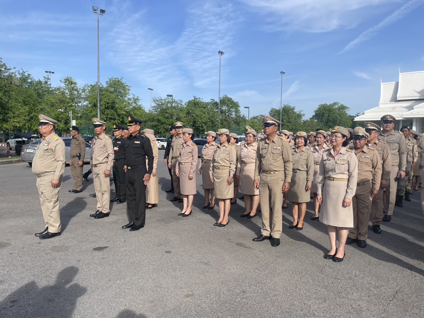 รักชาติ ภูมิใจในชาติ รำลึกในพระมหากรุณาธิคุณ !! พช. ฉะเชิงเทราเข้าร่วมกิจกรรมเข้าแถวเคารพธงชาติ