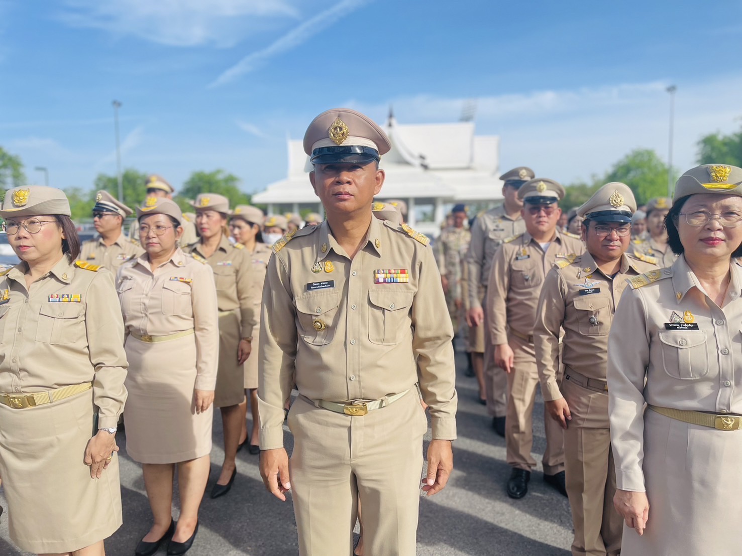 รักชาติ ภูมิใจในชาติ รำลึกในพระมหากรุณาธิคุณ !! พช. ฉะเชิงเทราเข้าร่วมกิจกรรมเข้าแถวเคารพธงชาติ