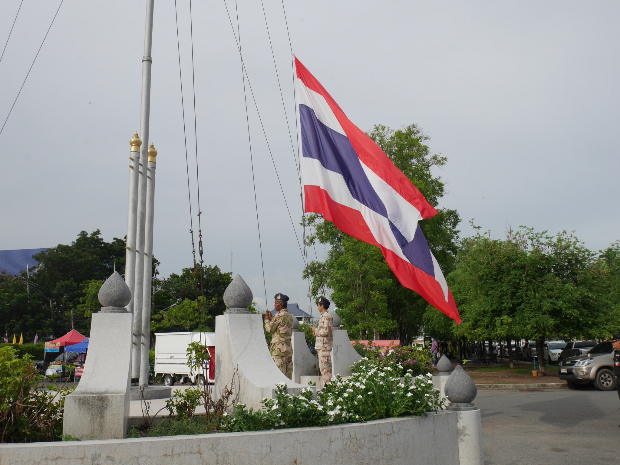 รักชาติ ภูมิใจในชาติ รำลึกในพระมหากรุณาธิคุณ !! พช. ฉะเชิงเทราเข้าร่วมกิจกรรมเข้าแถวเคารพธงชาติ