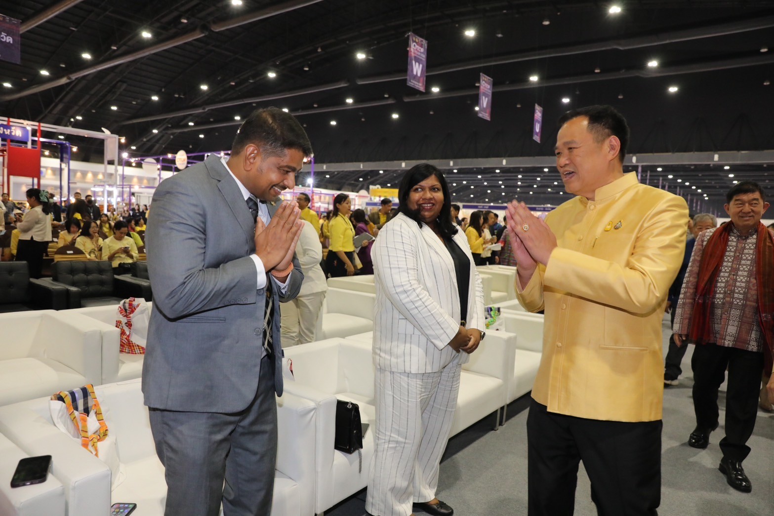 พช. ฉะเชิงเทรา ร่วมพิธีเปิดงาน OTOP Midyear 2024