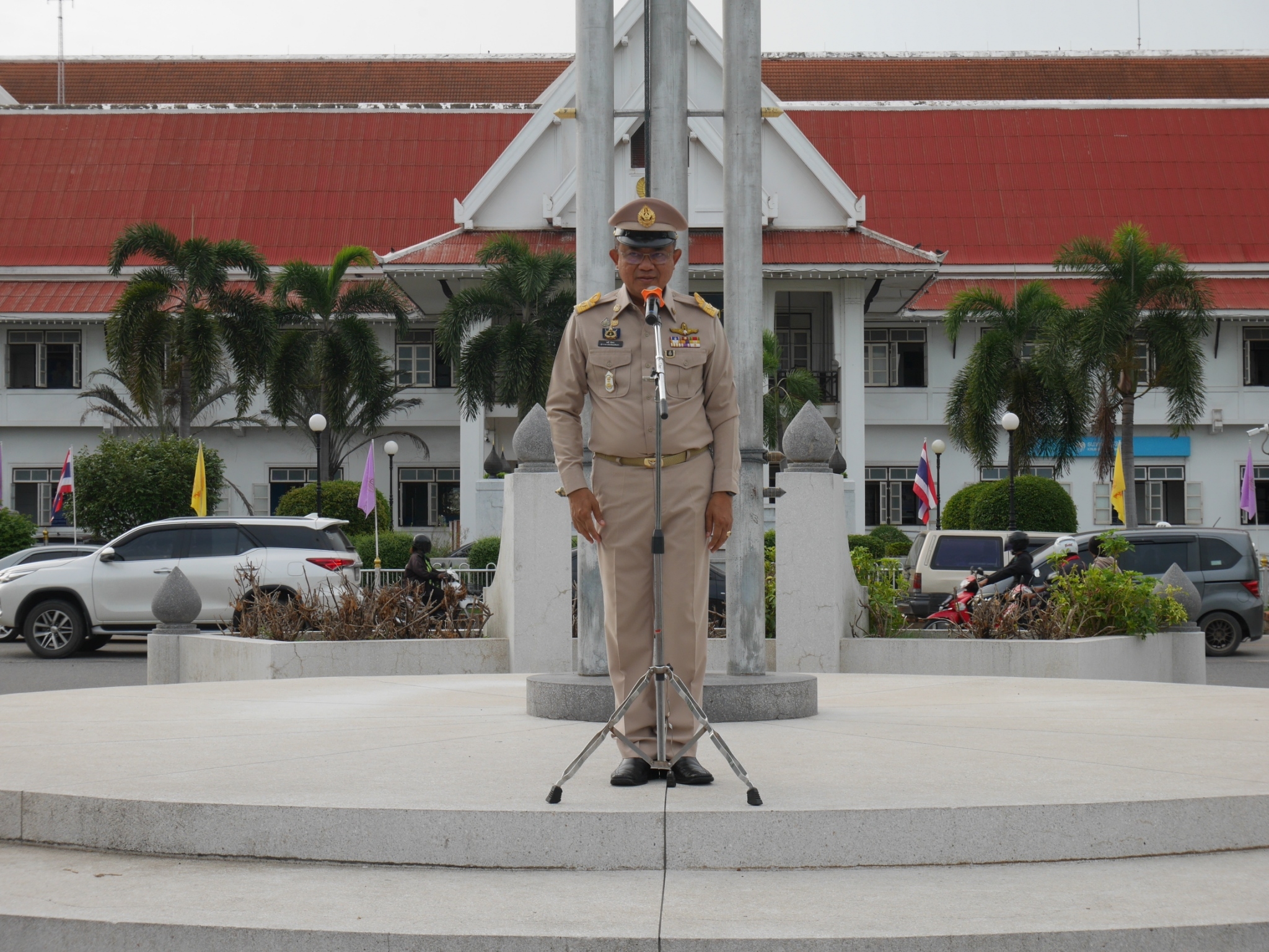 รักชาติ ภูมิใจในชาติ รำลึกในพระมหากรุณาธิคุณ !! พช. ฉะเชิงเทราเข้าร่วมกิจกรรมเข้าแถวเคารพธงชาติ
