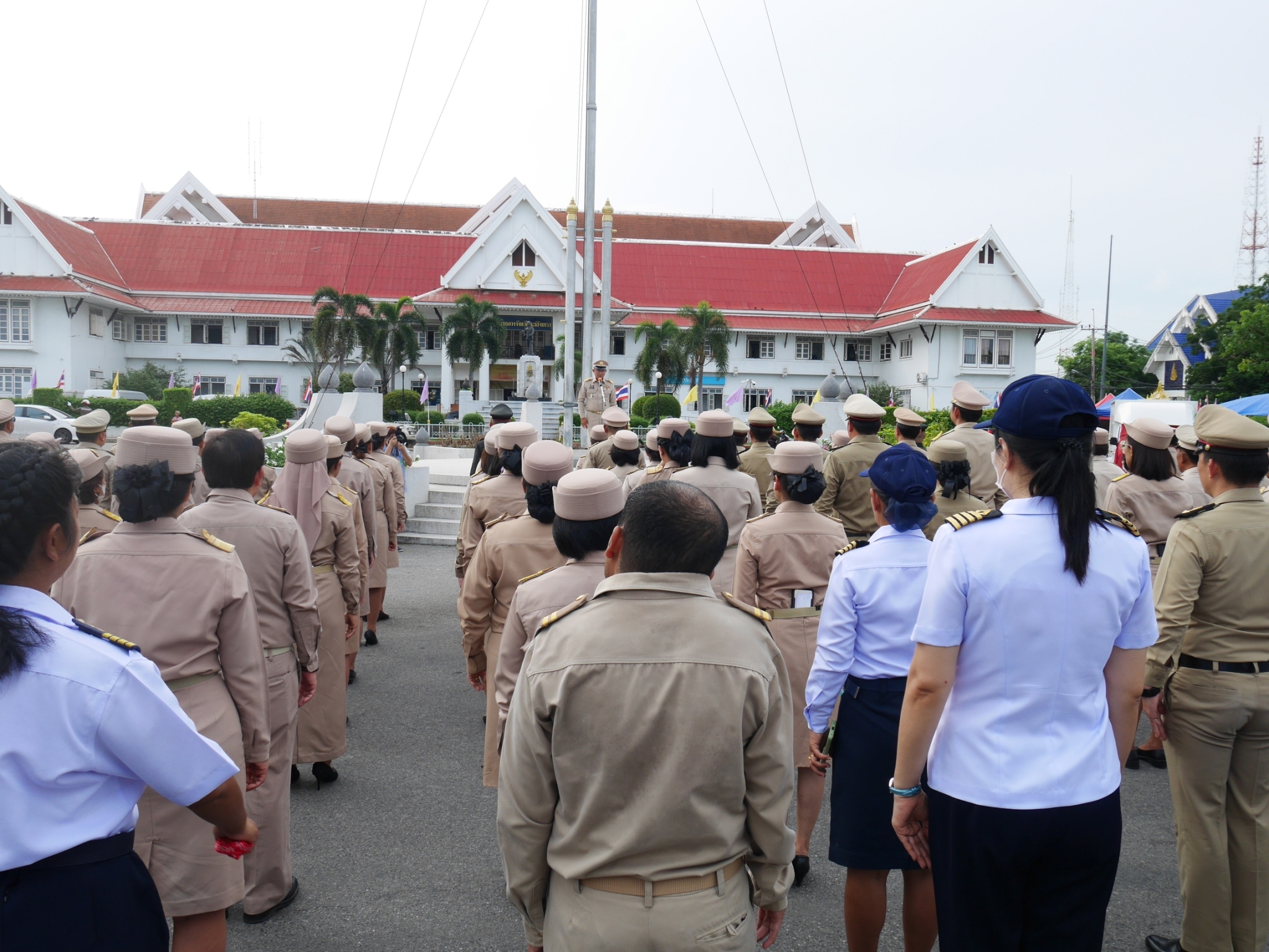 รักชาติ ภูมิใจในชาติ รำลึกในพระมหากรุณาธิคุณ !! พช. ฉะเชิงเทราเข้าร่วมกิจกรรมเข้าแถวเคารพธงชาติ